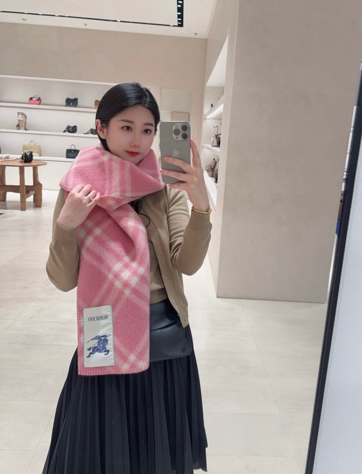 NO:663549,High version [same style as Jun Ji-hyun] Low-key luxury, soft and elegant, elite expert-level fashionable scarf. This Burberry cashmere and wool blended scarf, the more I look at it, the more I love it, the more I look at it, the more fashionable it becomes. The more I look at it, the more I like the craftsmanship and color matching. You can tell at a glance that it is not from an ordinary big factory. I really like this expert-level fashion sense. Fashionable people with attitude will definitely like it. Young, fashionable, confident, and attitude. It is beautiful!  This kind of design is more stretchy, more advanced, more majestic, and more durable. It is recommended to use the abdominal velvet tips of Albas purebred cashmere goats collected every spring to produce raw cashmere. The characteristic of this kind of cashmere is that even after being processed by human craftsmanship, the essence of raw cashmere is still retained to the greatest extent, and there will be a special texture pattern on the scarf.  It feels like holding a cloud-like air in your hand, which is really high-end. Finally, the biggest feature of this scarf is the integrated inlay process of thick thread woven plaid technology, which perfectly presents Burberry's plaid pattern in another way. Specifications: 30*180cm. High version scarf, high version scarf, burberry19860909高版本【全智贤同款】低调的奢侈感极品柔美精英高手级别的时髦感围巾这款Burberry羊绒羊毛混纺围巾,越看越爱,越看越时髦,越看越喜欢这种工艺和配色一看就知道不是一般的大工厂的,非常非常喜欢这种高手级别的时髦感,有态度的时髦人一定会喜欢.年轻,时髦,自信,有态度.很美！这样的设计更舒展,更高级,更大气,更加经得起推荐采用每年开春采集的阿尔巴斯纯种绒山羊腹部绒尖为原绒生产,这种羊绒的特点就是,即便经过人类工艺的加工,仍最大程度的保留了原绒的本质,会有特殊的肌理纹围巾握在手里就跟握着云朵般的仍空气绵绵感真的非常高级最后,这个最大的特色还有粗线编织格工艺的一体式镶嵌工艺,将Burberry的格纹另一种完美呈现.规格:30*180cm.高版本围巾,高版本围巾,burberry,scarf