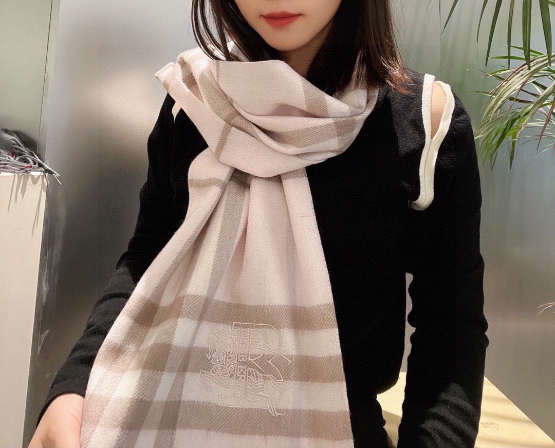 P【Burberry中格】‼️ 卖了一百年的款式‼️ 就不赘述它有多么的被全世界的人喜欢 💕几乎所有卖围
