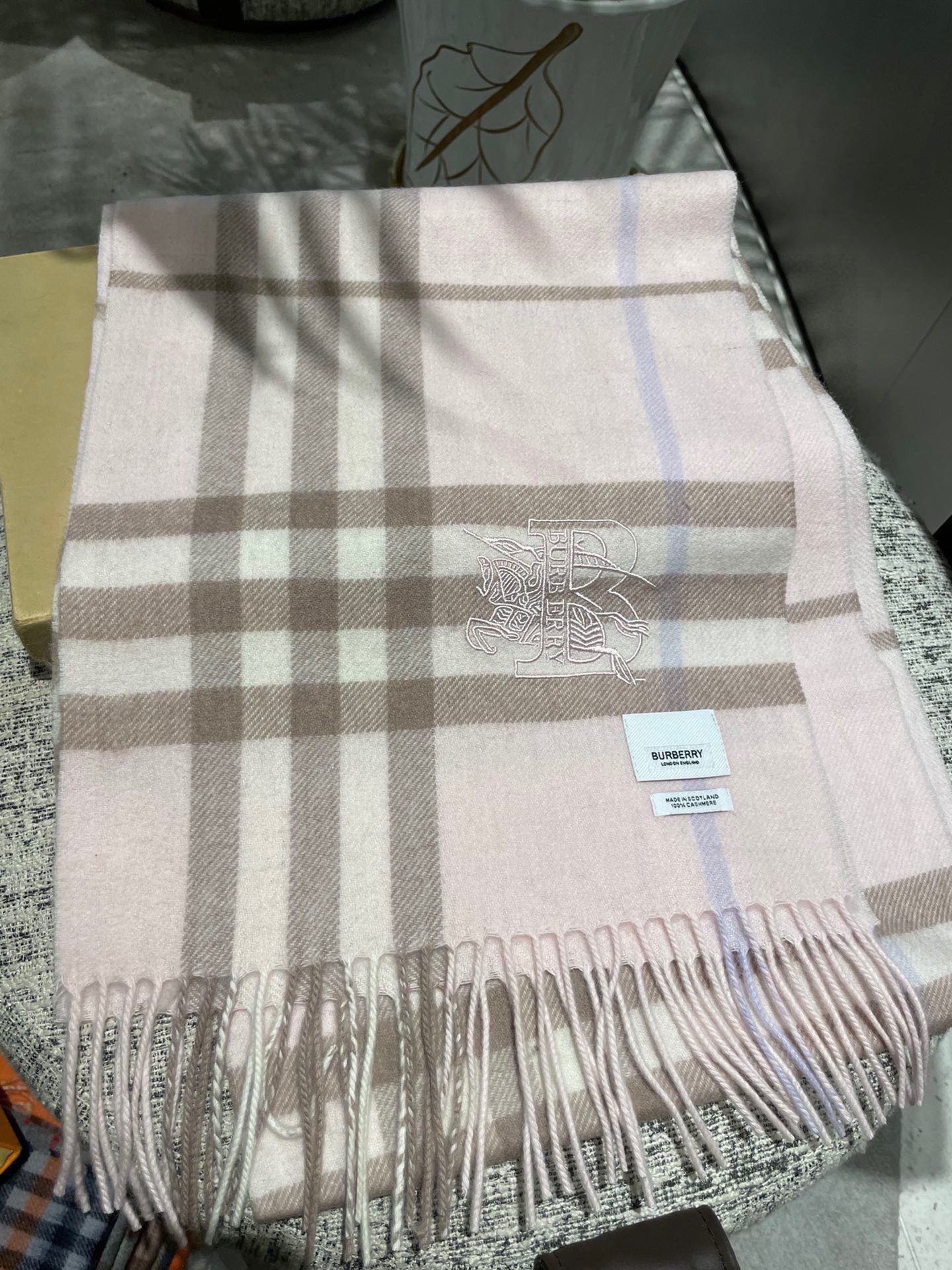 P【Burberry中格】‼️ 卖了一百年的款式‼️ 就不赘述它有多么的被全世界的人喜欢 💕几乎所有卖围