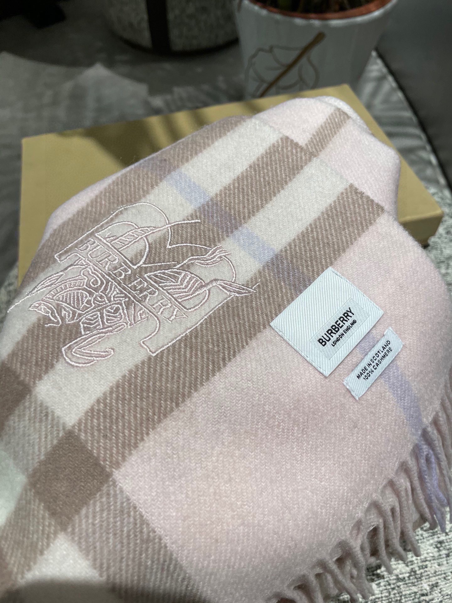 P【Burberry中格】‼️ 卖了一百年的款式‼️ 就不赘述它有多么的被全世界的人喜欢 💕几乎所有卖围