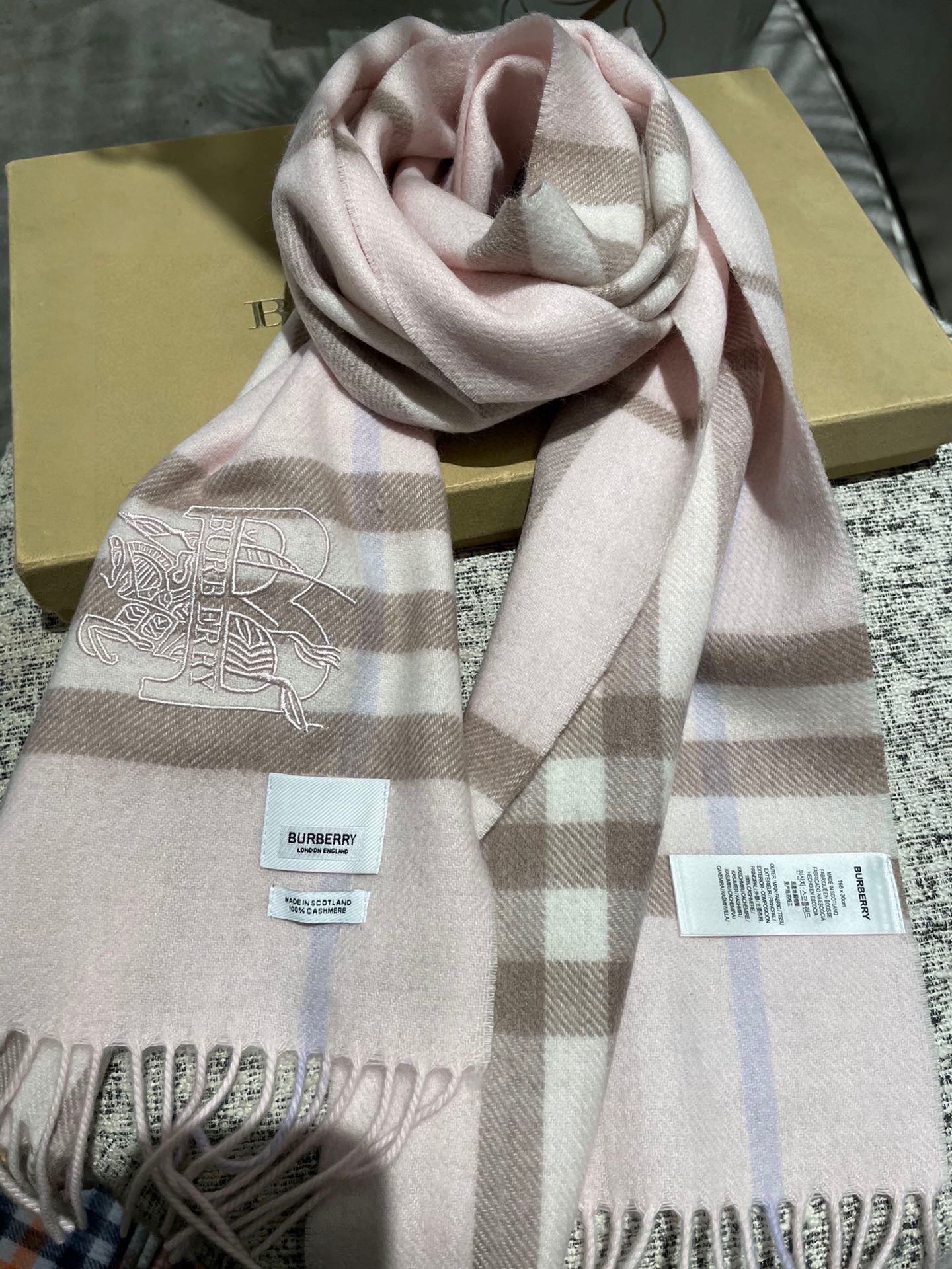 P【Burberry中格】‼️ 卖了一百年的款式‼️ 就不赘述它有多么的被全世界的人喜欢 💕几乎所有卖围