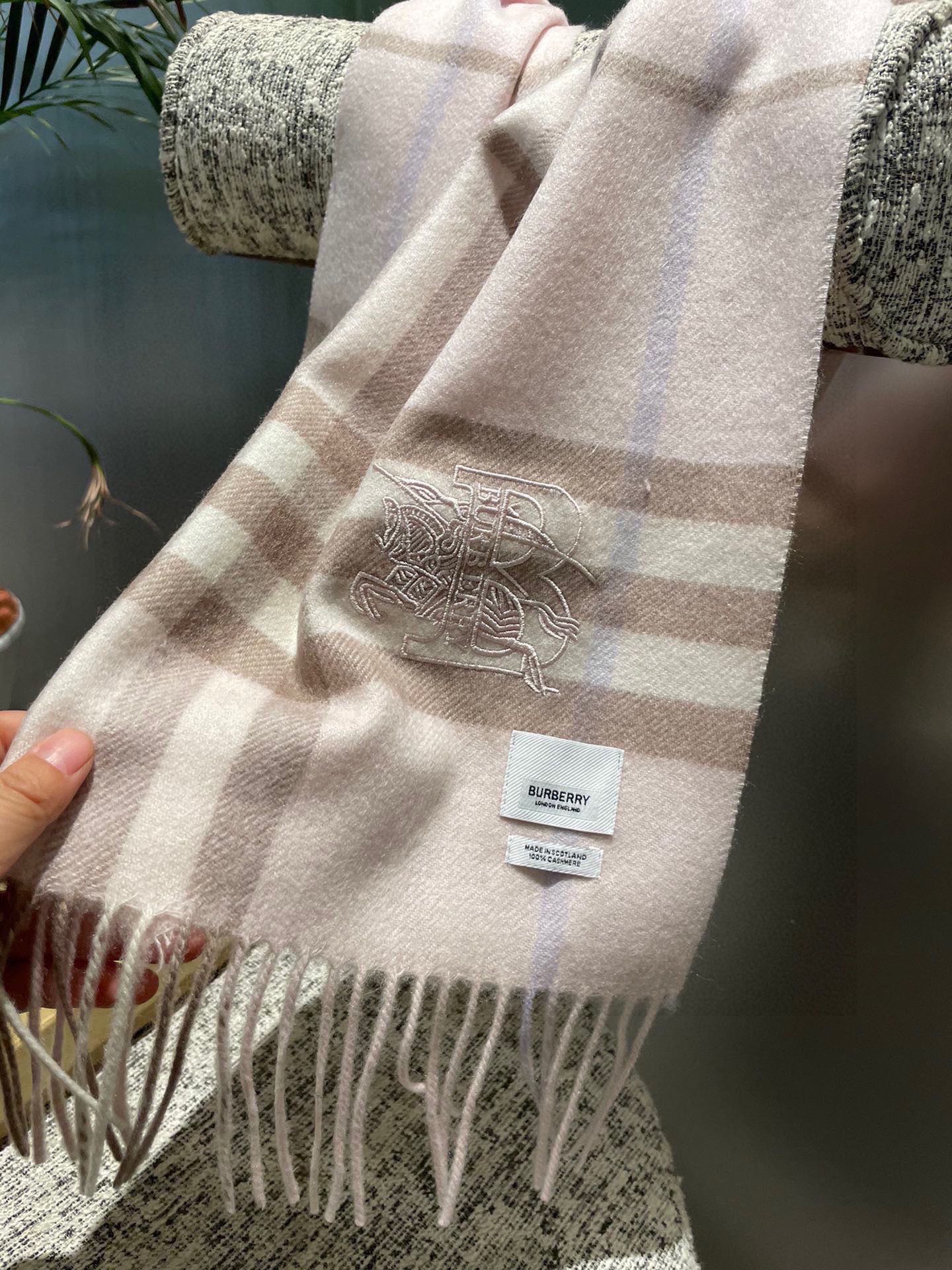 P【Burberry中格】‼️ 卖了一百年的款式‼️ 就不赘述它有多么的被全世界的人喜欢 💕几乎所有卖围