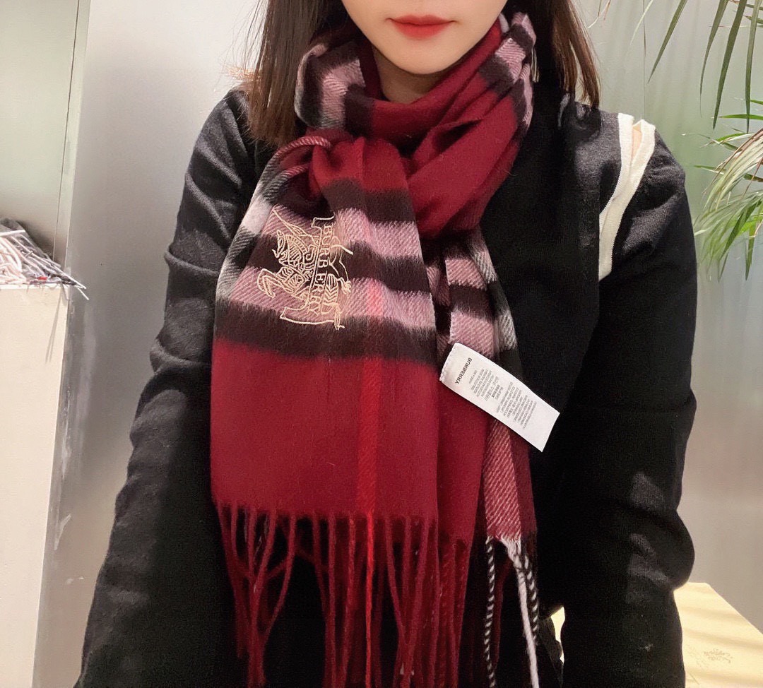 P【Burberry中格】‼️ 卖了一百年的款式‼️ 就不赘述它有多么的被全世界的人喜欢 💕几乎所有卖围