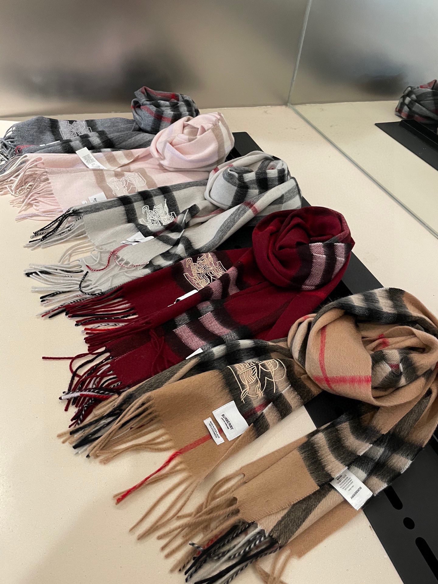 P【Burberry中格】‼️ 卖了一百年的款式‼️ 就不赘述它有多么的被全世界的人喜欢 💕几乎所有卖围