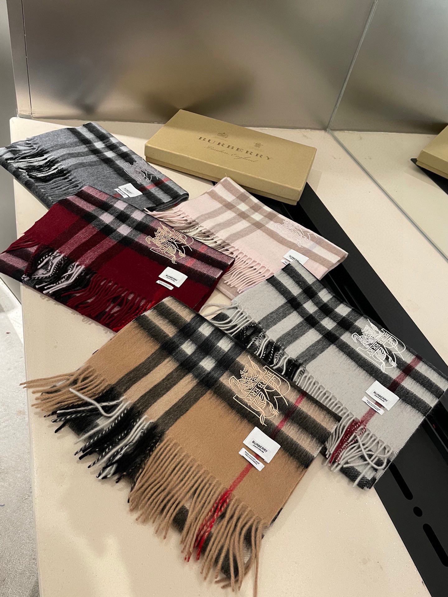 P【Burberry中格】‼️ 卖了一百年的款式‼️ 就不赘述它有多么的被全世界的人喜欢 💕几乎所有卖围