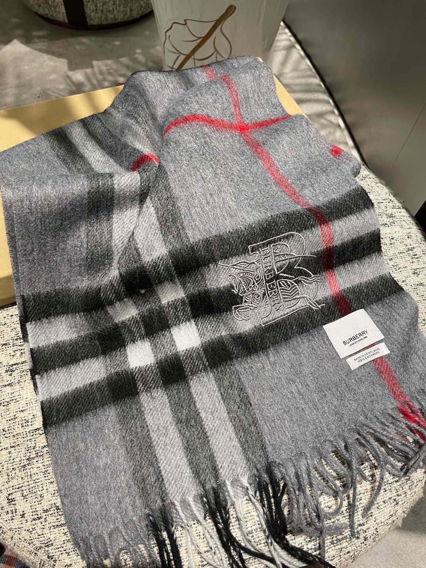 P【Burberry中格】‼️ 卖了一百年的款式‼️ 就不赘述它有多么的被全世界的人喜欢 💕几乎所有卖围