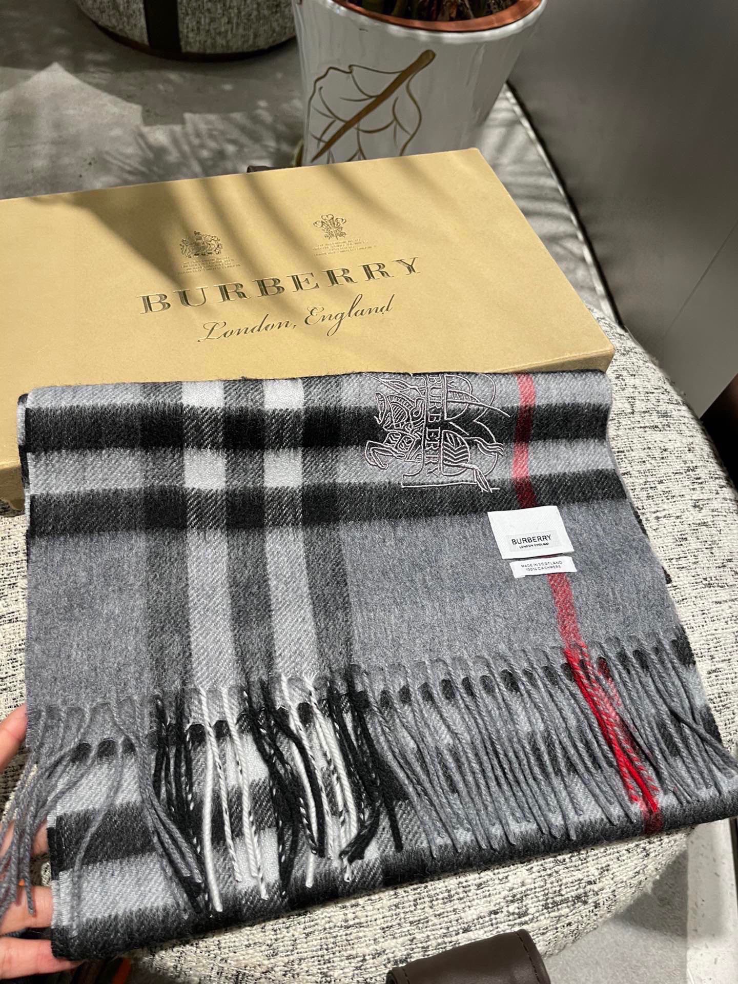 P【Burberry中格】‼️ 卖了一百年的款式‼️ 就不赘述它有多么的被全世界的人喜欢 💕几乎所有卖围