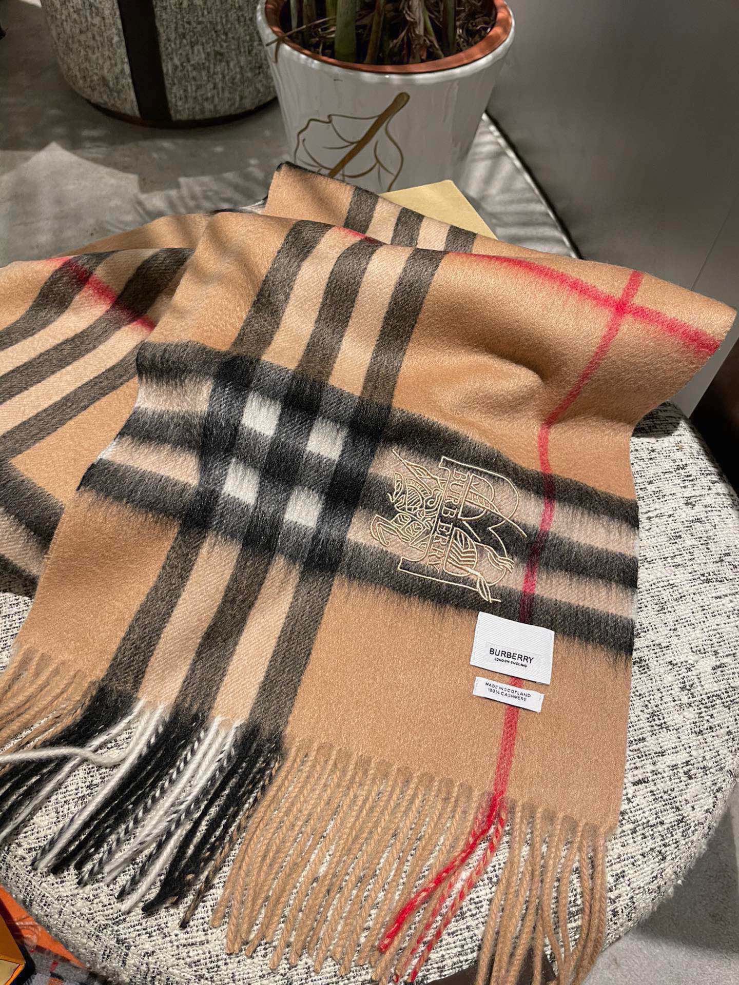 P【Burberry中格】‼️ 卖了一百年的款式‼️ 就不赘述它有多么的被全世界的人喜欢 💕几乎所有卖围