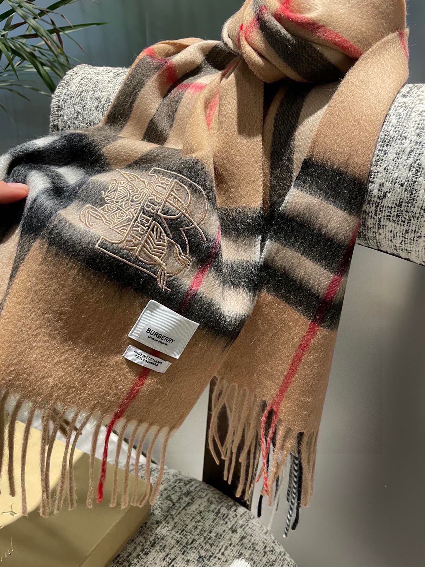 P【Burberry中格】‼️ 卖了一百年的款式‼️ 就不赘述它有多么的被全世界的人喜欢 💕几乎所有卖围