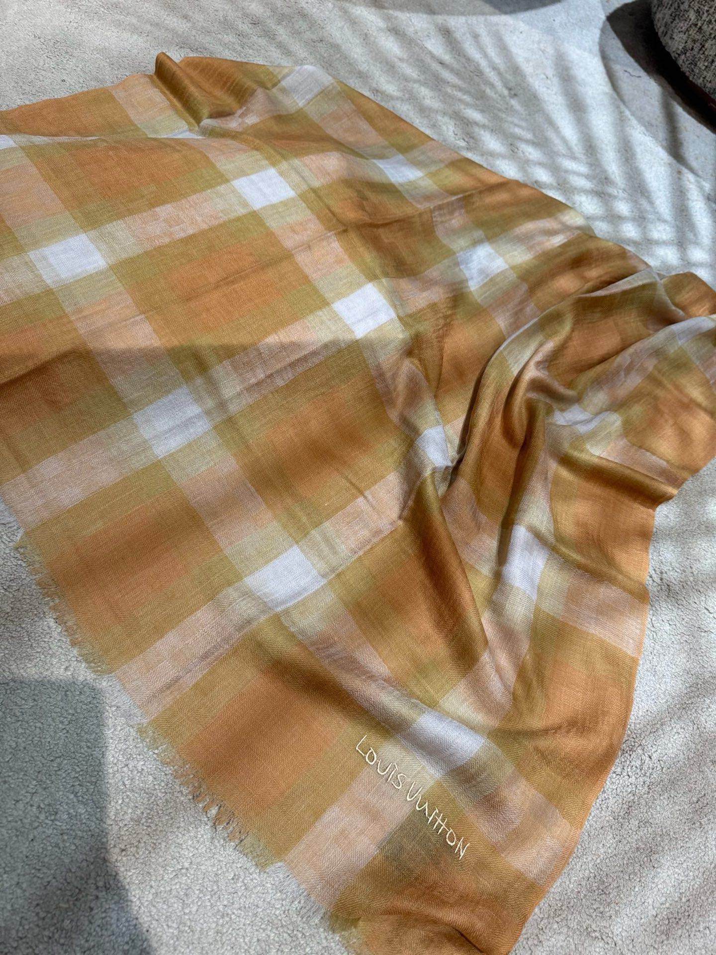 P这款当之无愧的新款爆款，L V额配色打造极致奢华的大牌风，纯色配以两大创造师的经典logo，低调中彰显