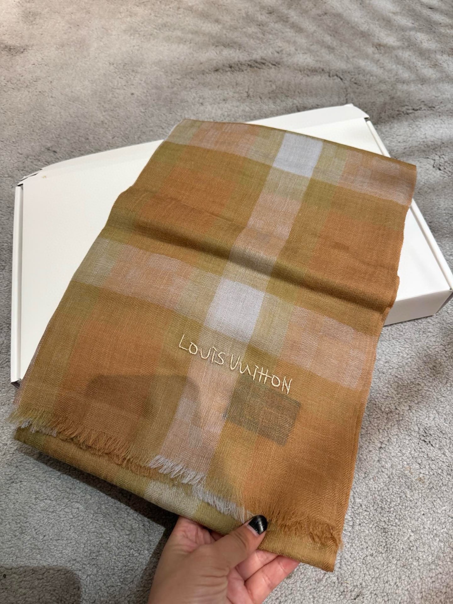 P这款当之无愧的新款爆款，L V额配色打造极致奢华的大牌风，纯色配以两大创造师的经典logo，低调中彰显