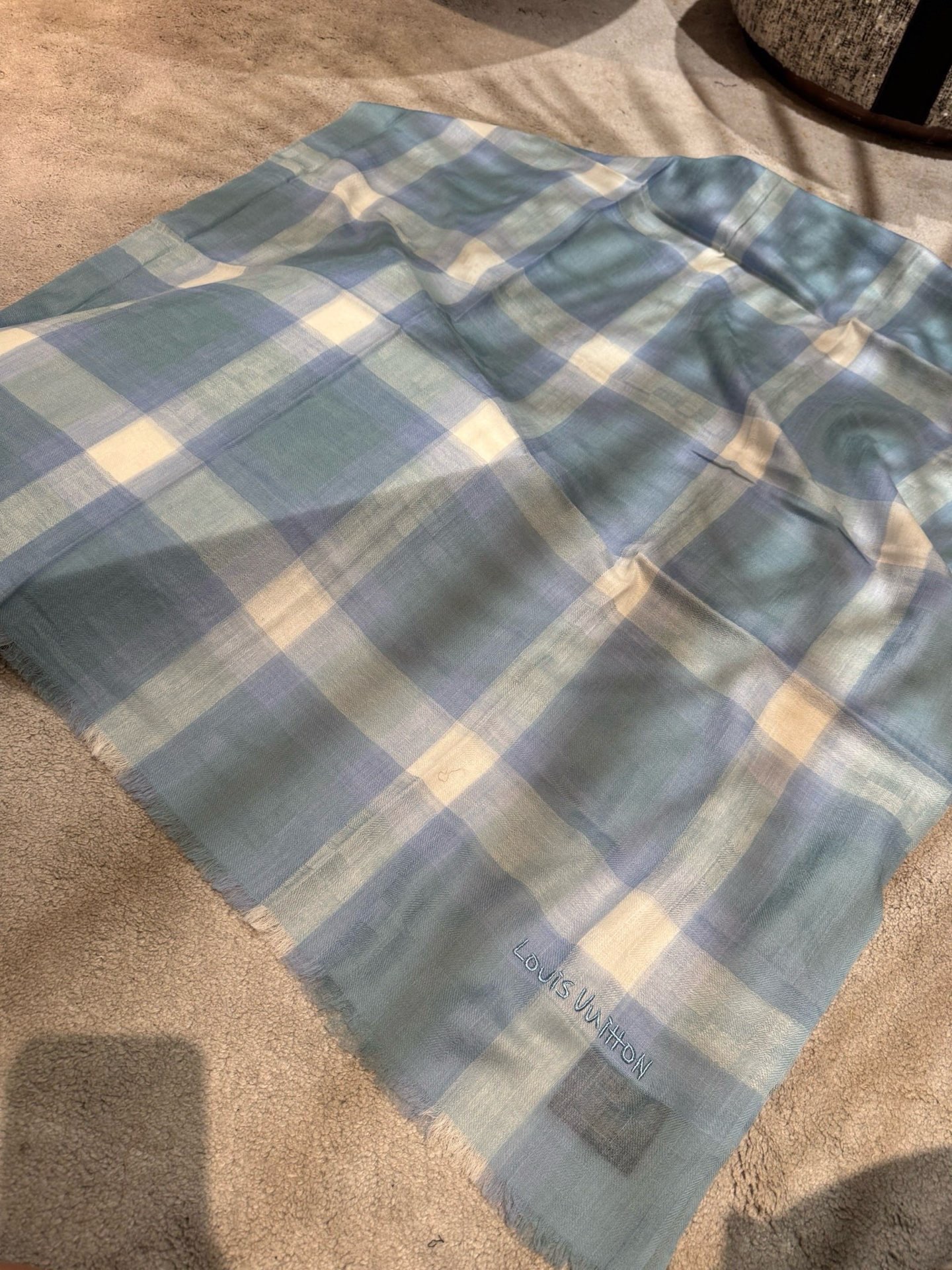 P这款当之无愧的新款爆款，L V额配色打造极致奢华的大牌风，纯色配以两大创造师的经典logo，低调中彰显