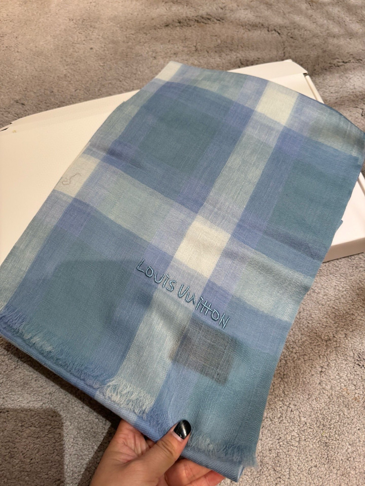 P这款当之无愧的新款爆款，L V额配色打造极致奢华的大牌风，纯色配以两大创造师的经典logo，低调中彰显