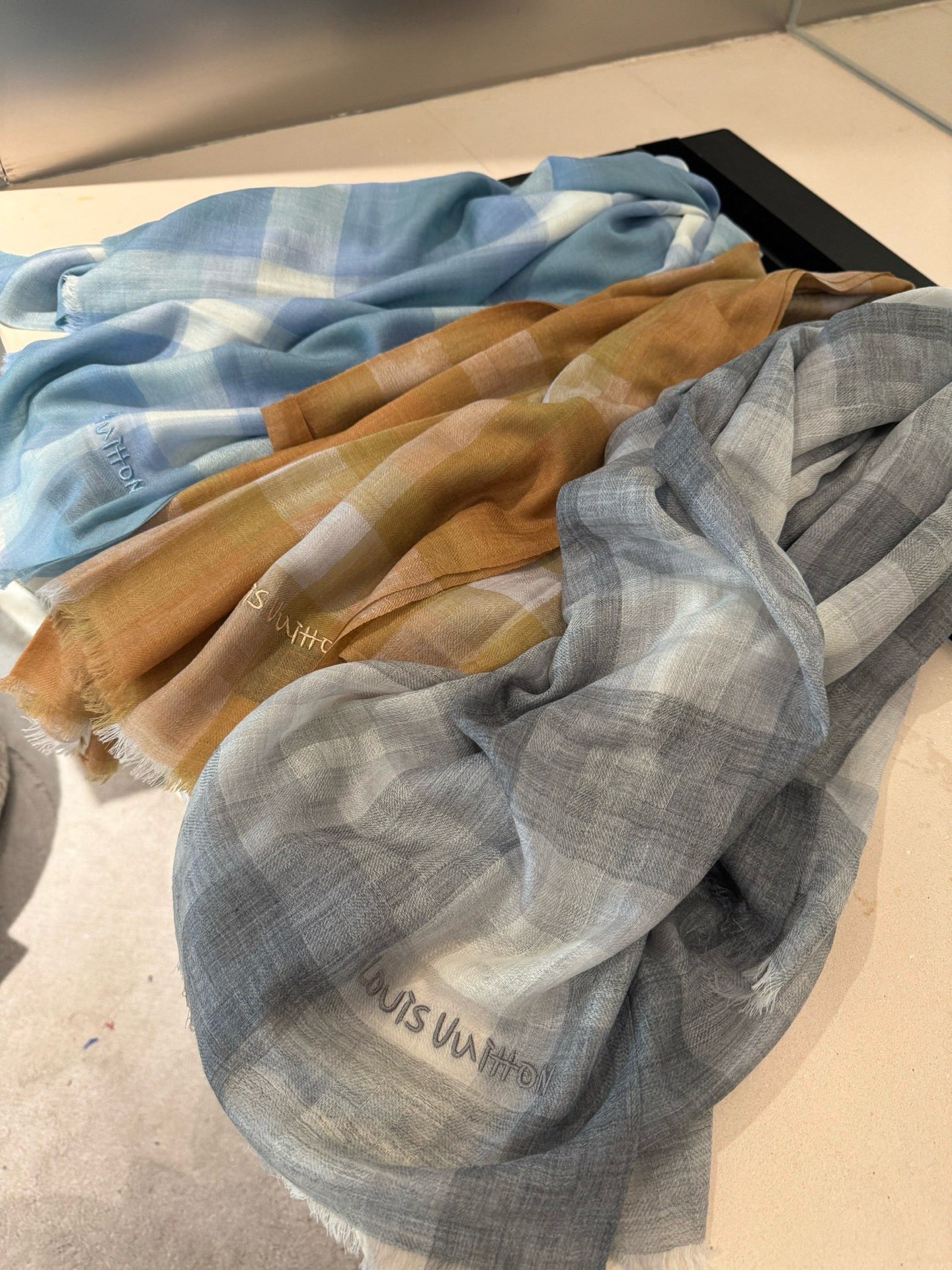 P这款当之无愧的新款爆款，L V额配色打造极致奢华的大牌风，纯色配以两大创造师的经典logo，低调中彰显