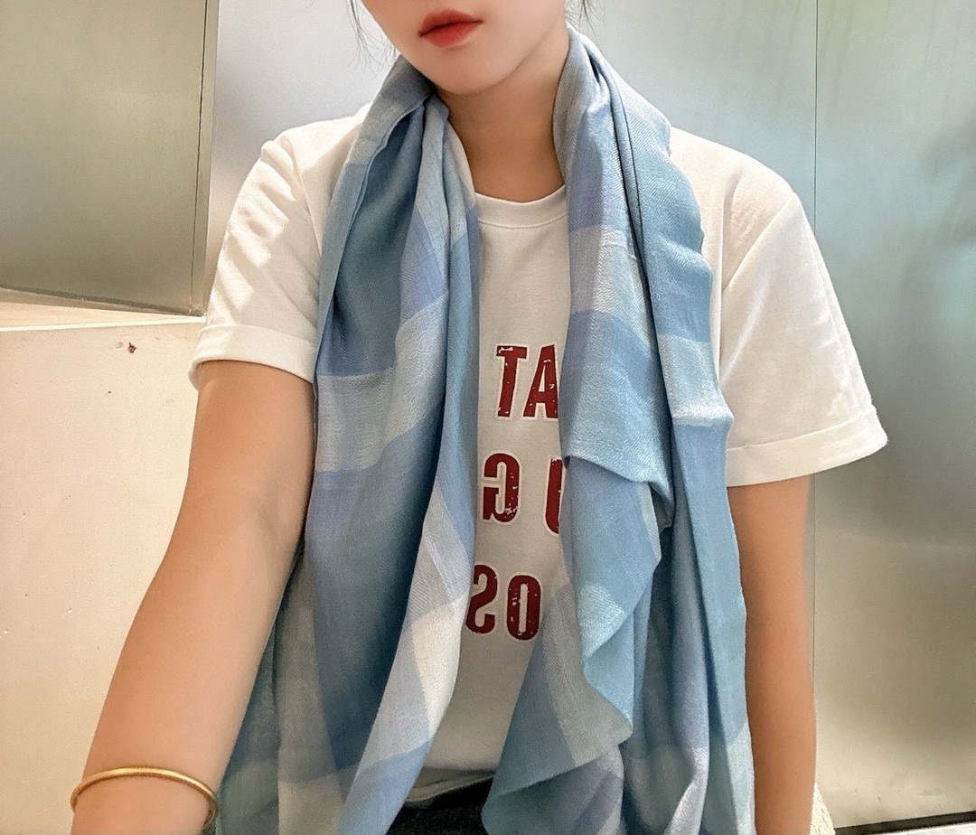 P这款当之无愧的新款爆款，L V额配色打造极致奢华的大牌风，纯色配以两大创造师的经典logo，低调中彰显