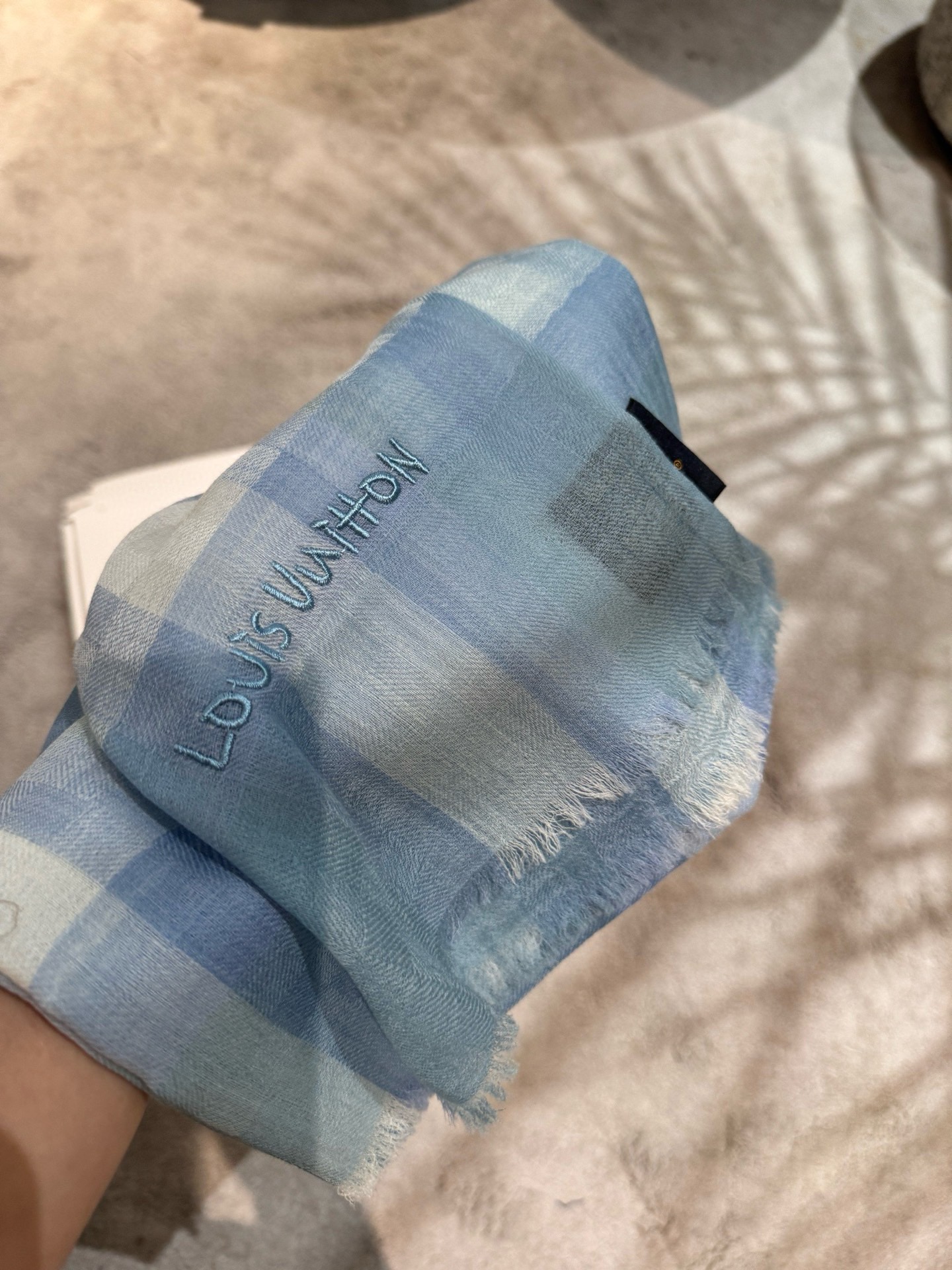 P这款当之无愧的新款爆款，L V额配色打造极致奢华的大牌风，纯色配以两大创造师的经典logo，低调中彰显