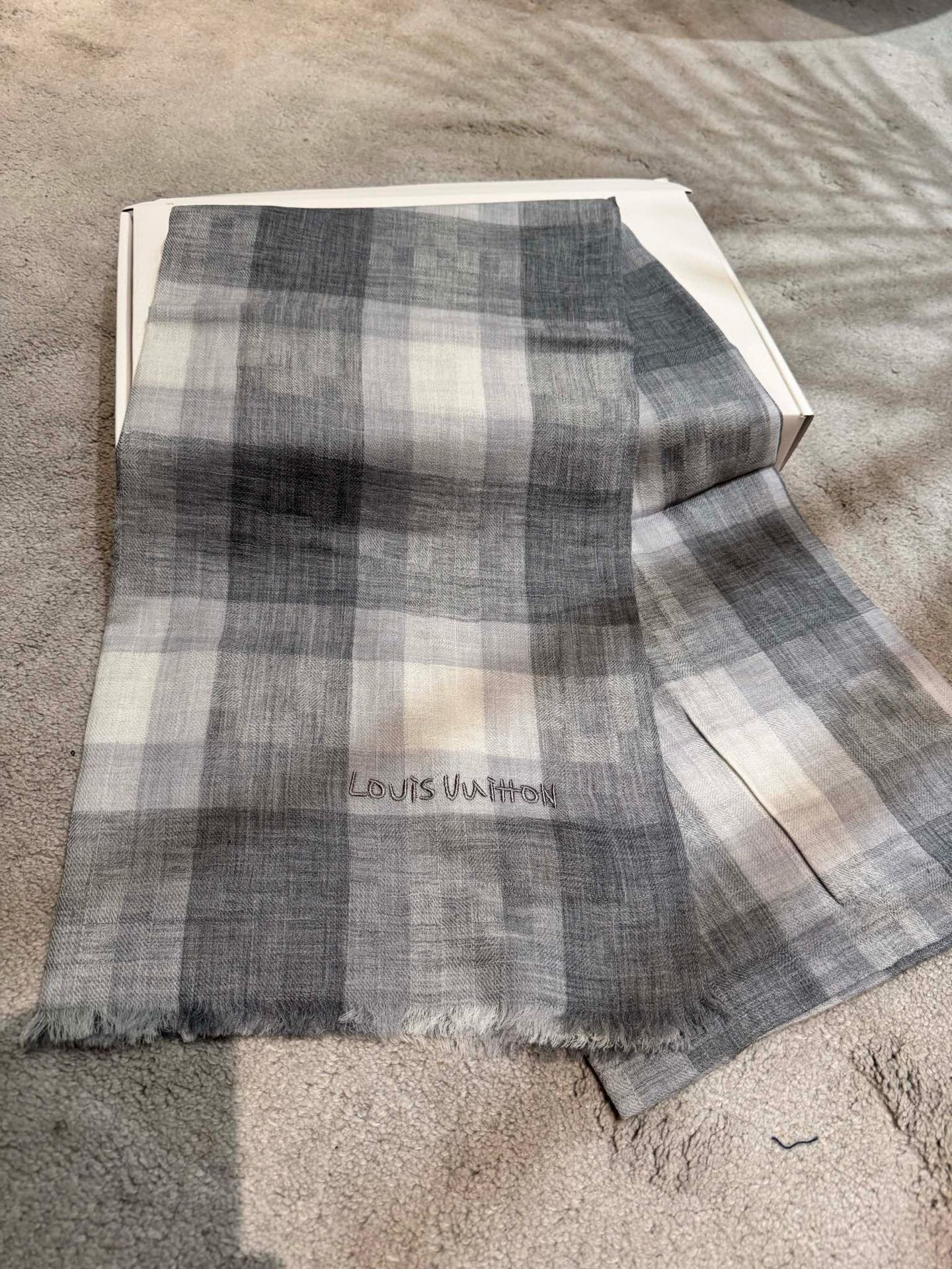 P这款当之无愧的新款爆款，L V额配色打造极致奢华的大牌风，纯色配以两大创造师的经典logo，低调中彰显