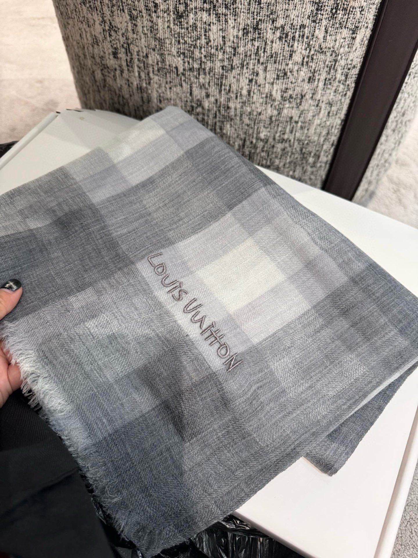 P这款当之无愧的新款爆款，L V额配色打造极致奢华的大牌风，纯色配以两大创造师的经典logo，低调中彰显