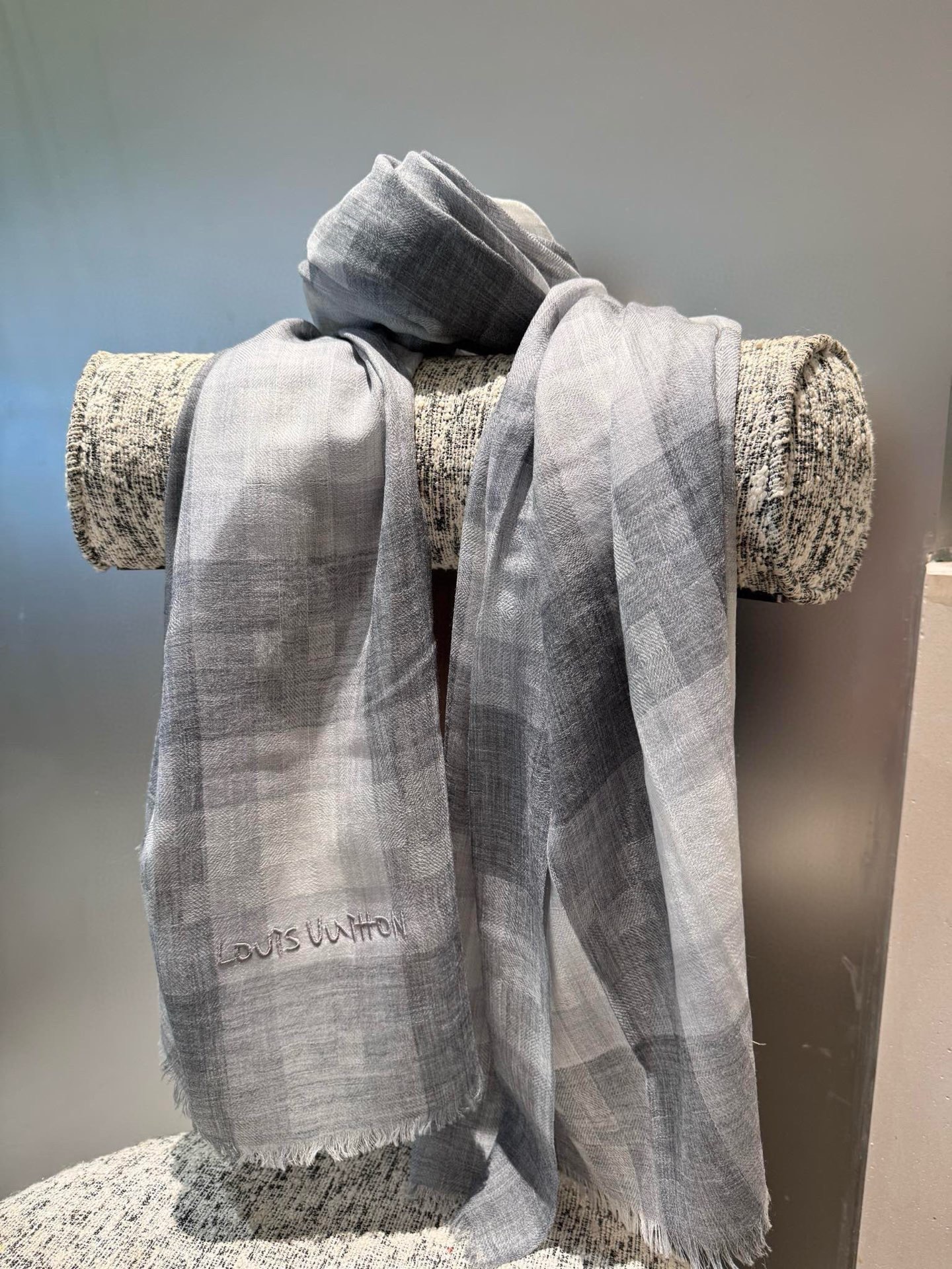 P这款当之无愧的新款爆款，L V额配色打造极致奢华的大牌风，纯色配以两大创造师的经典logo，低调中彰显