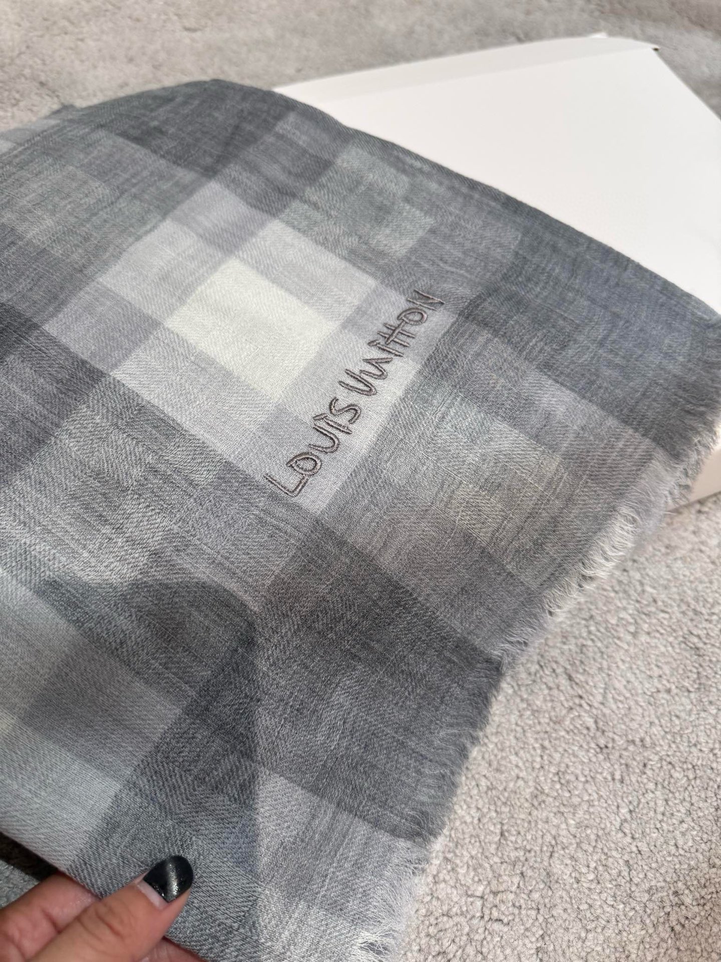 P这款当之无愧的新款爆款，L V额配色打造极致奢华的大牌风，纯色配以两大创造师的经典logo，低调中彰显