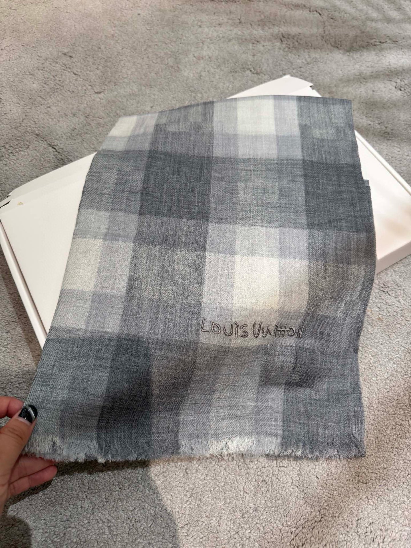 P这款当之无愧的新款爆款，L V额配色打造极致奢华的大牌风，纯色配以两大创造师的经典logo，低调中彰显