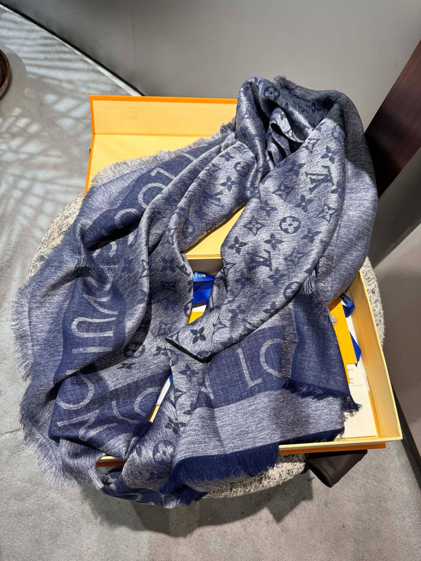 PL V 2025新款披肩，仿佛挚爱牛仔裤经过时间洗礼后的别致纹理。华美丝毛混纺裁出大幅尺寸，带来多种造