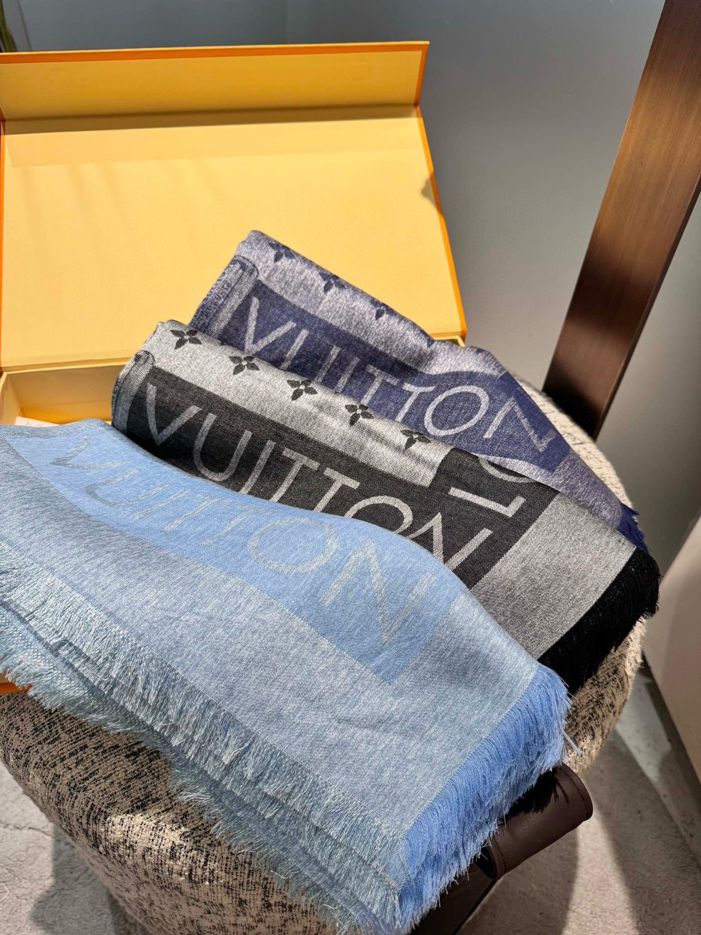 PL V 2025新款披肩，仿佛挚爱牛仔裤经过时间洗礼后的别致纹理。华美丝毛混纺裁出大幅尺寸，带来多种造