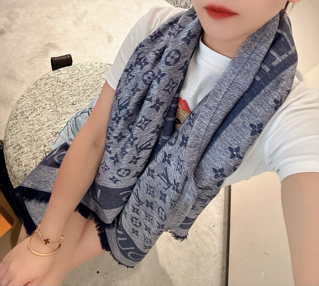 PL V 2025新款披肩，仿佛挚爱牛仔裤经过时间洗礼后的别致纹理。华美丝毛混纺裁出大幅尺寸，带来多种造