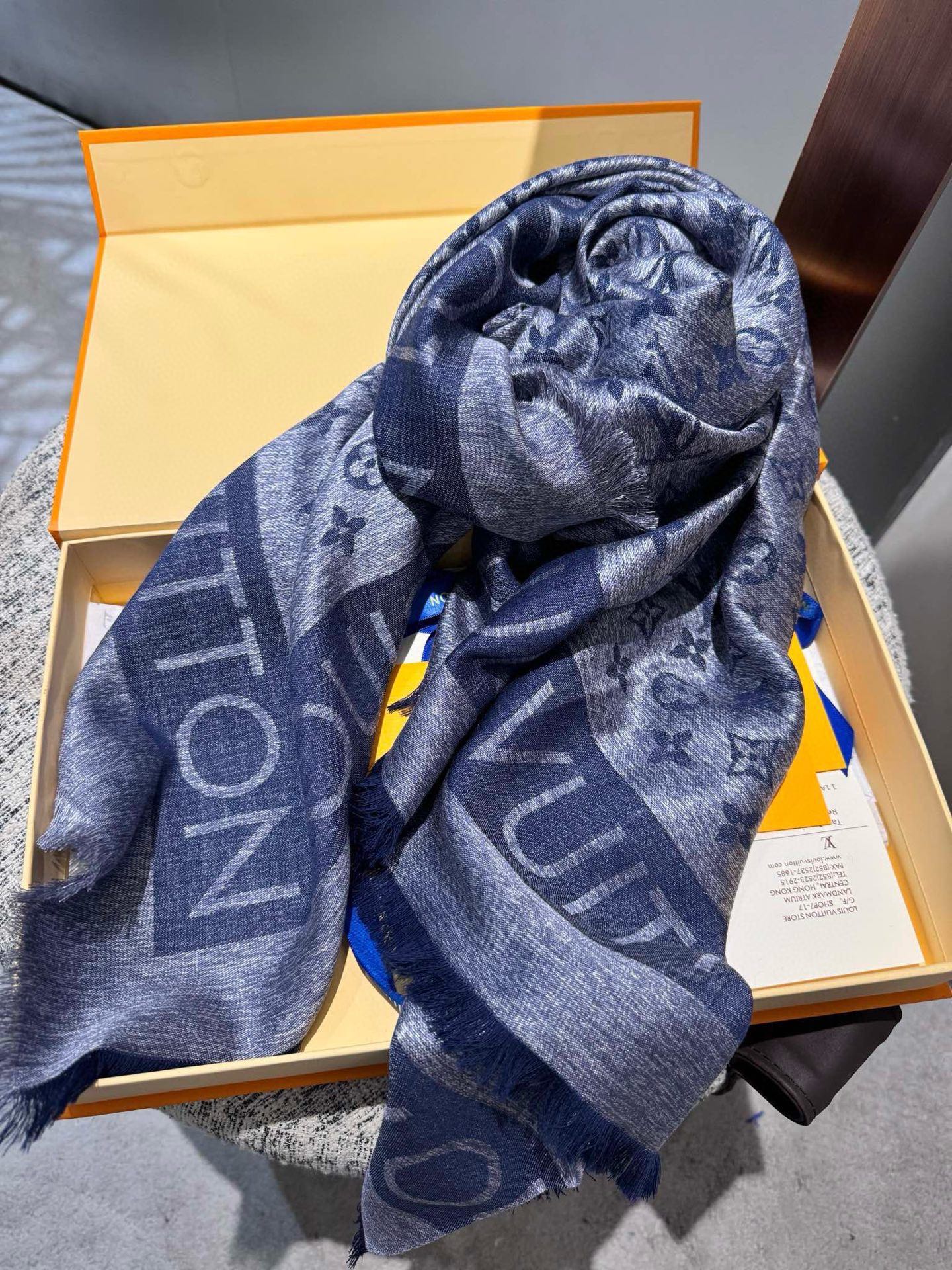 PL V 2025新款披肩，仿佛挚爱牛仔裤经过时间洗礼后的别致纹理。华美丝毛混纺裁出大幅尺寸，带来多种造