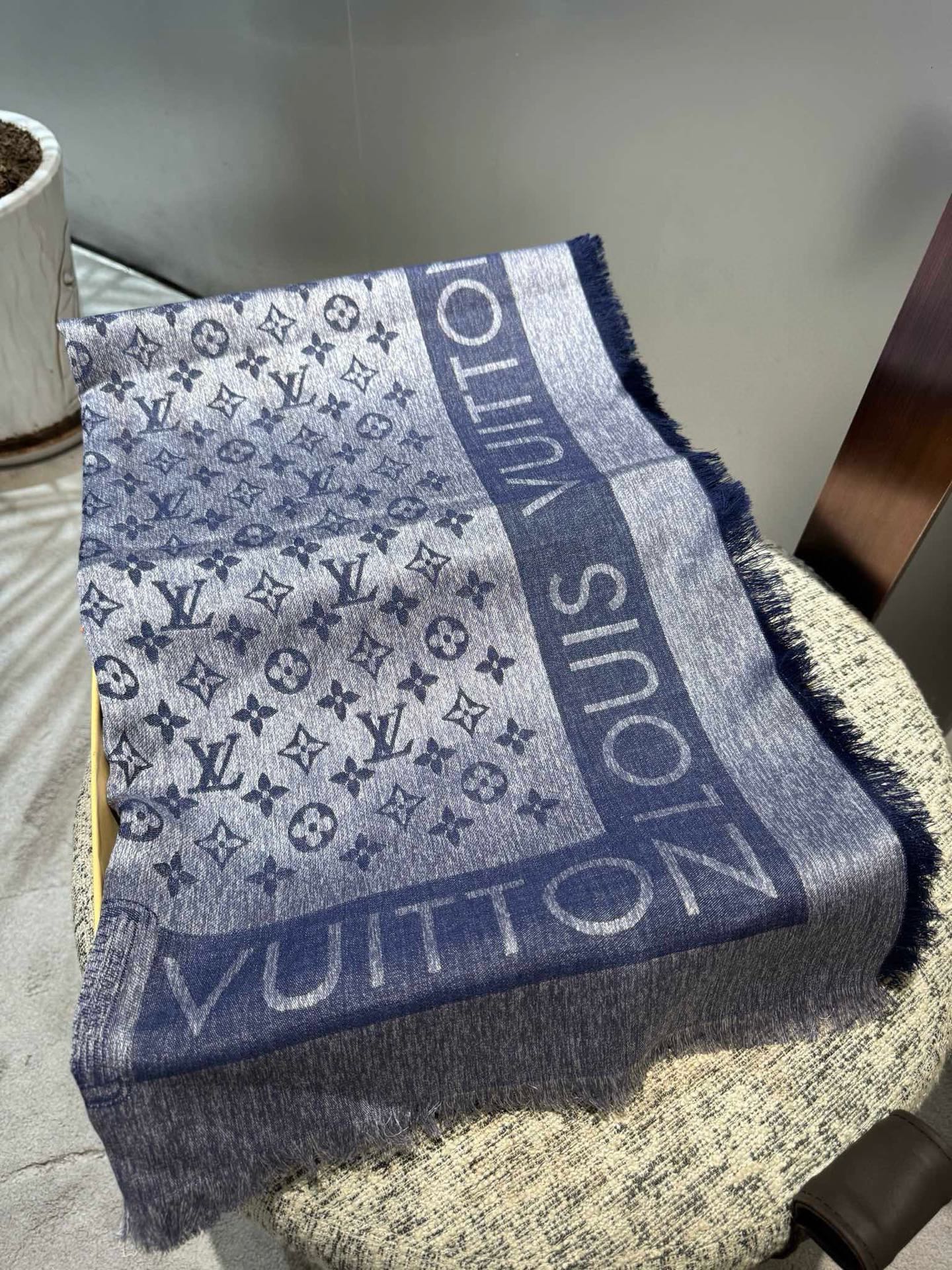 PL V 2025新款披肩，仿佛挚爱牛仔裤经过时间洗礼后的别致纹理。华美丝毛混纺裁出大幅尺寸，带来多种造