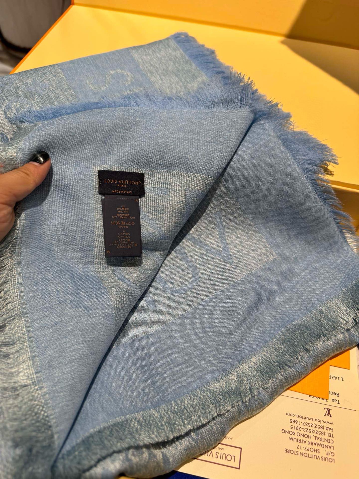 PL V 2025新款披肩，仿佛挚爱牛仔裤经过时间洗礼后的别致纹理。华美丝毛混纺裁出大幅尺寸，带来多种造