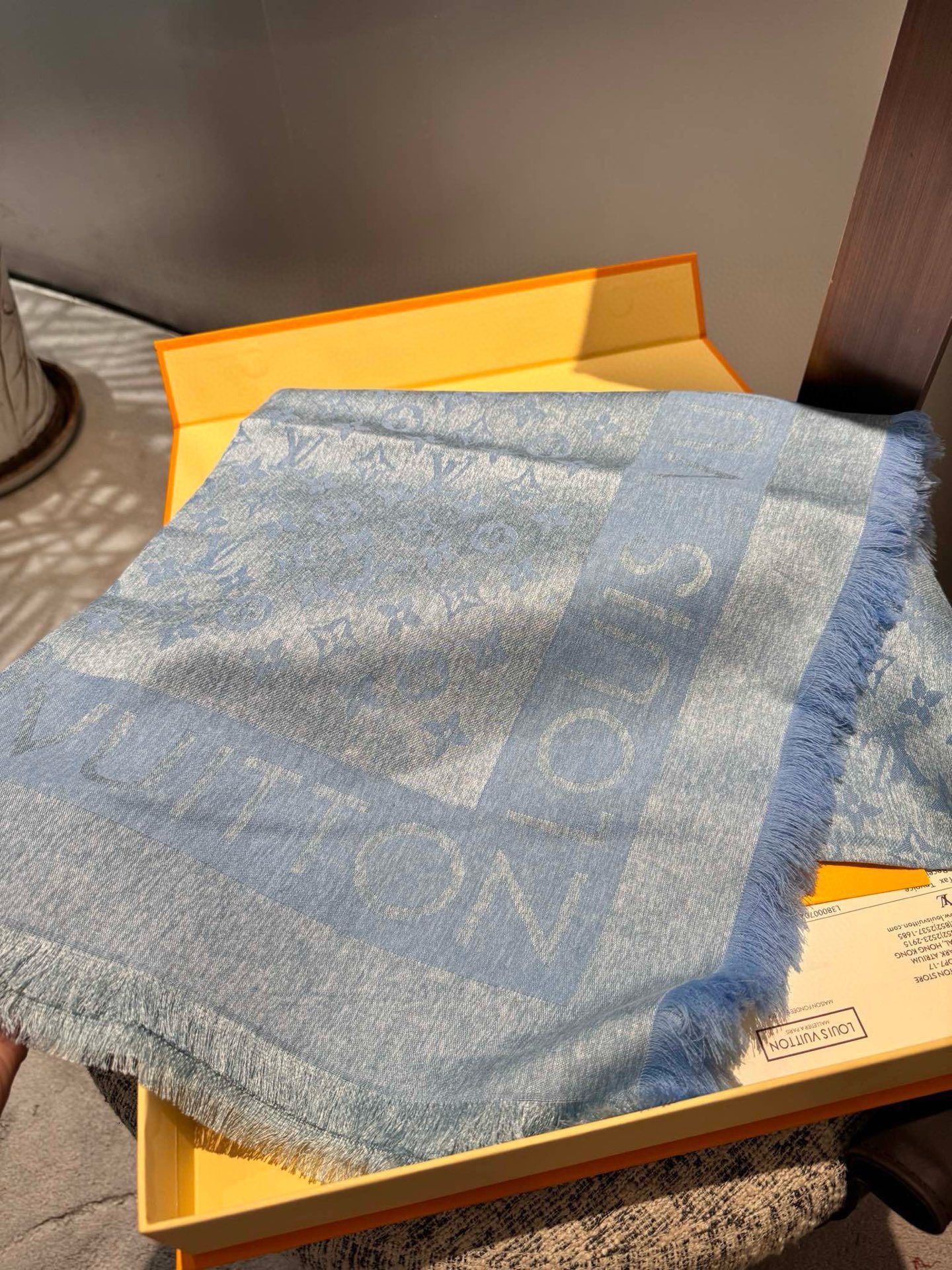 PL V 2025新款披肩，仿佛挚爱牛仔裤经过时间洗礼后的别致纹理。华美丝毛混纺裁出大幅尺寸，带来多种造