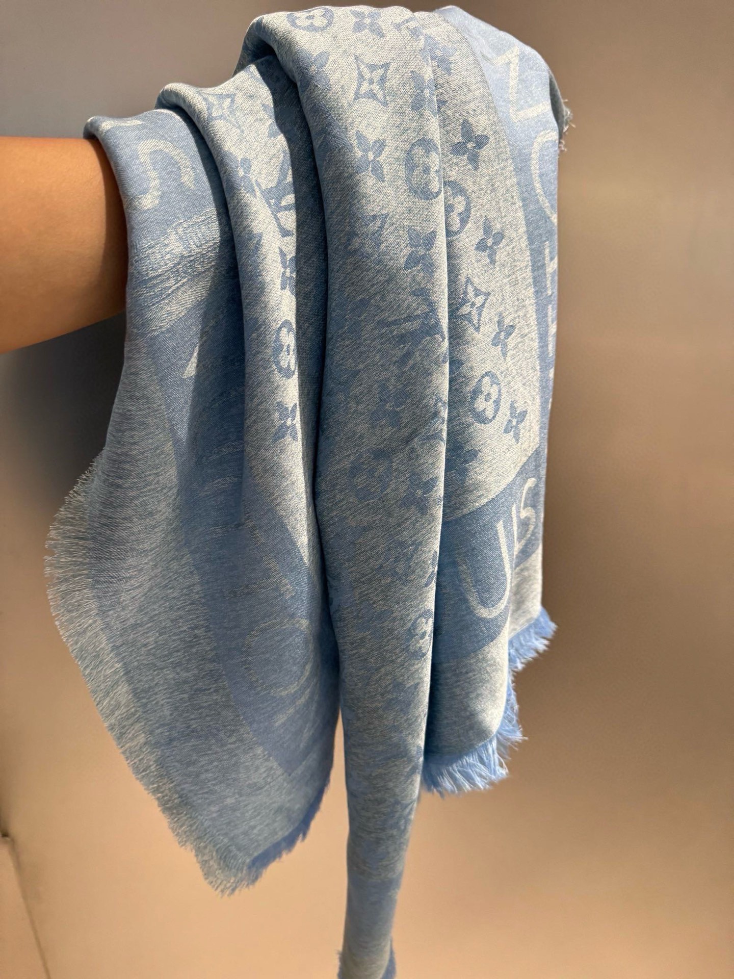 PL V 2025新款披肩，仿佛挚爱牛仔裤经过时间洗礼后的别致纹理。华美丝毛混纺裁出大幅尺寸，带来多种造