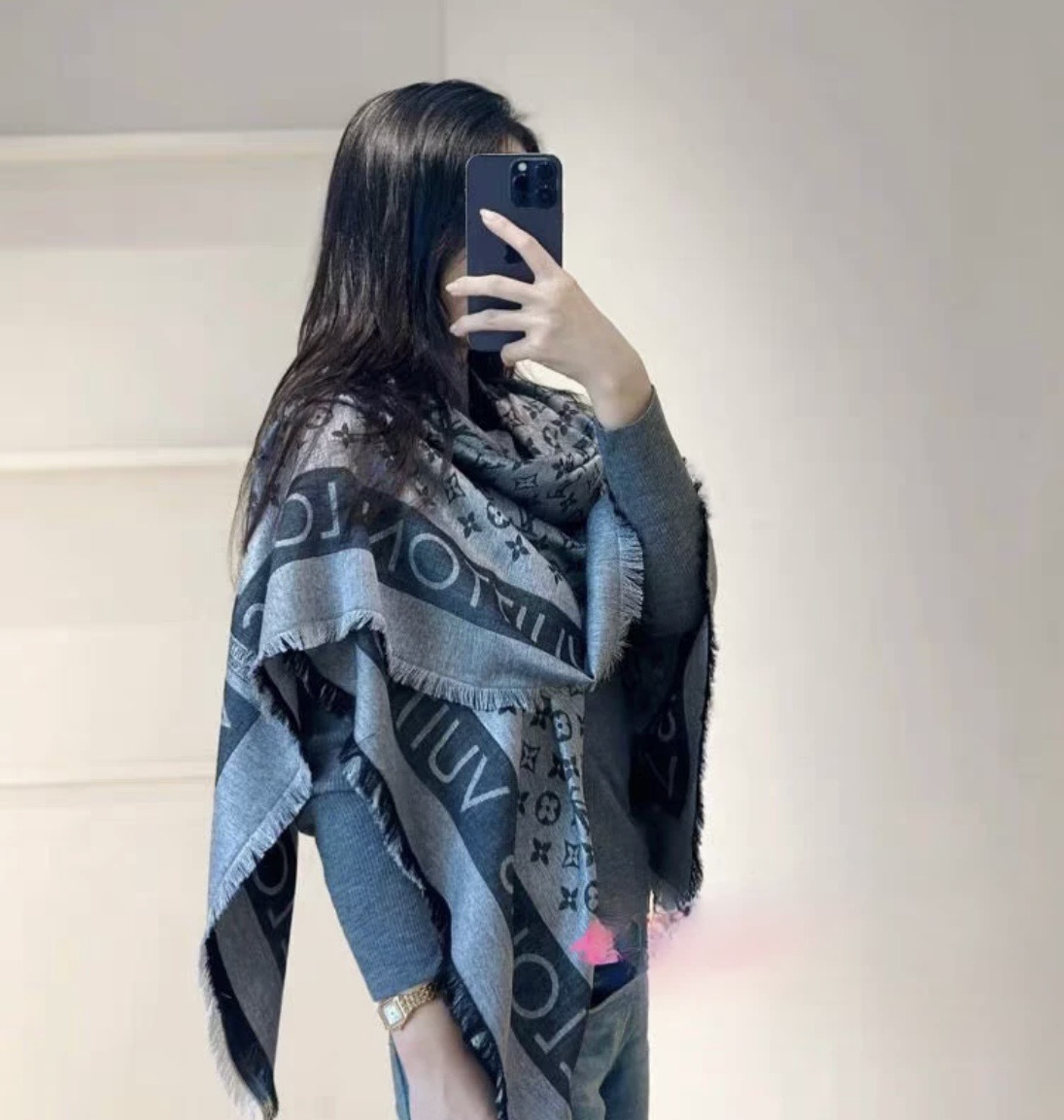 PL V 2025新款披肩，仿佛挚爱牛仔裤经过时间洗礼后的别致纹理。华美丝毛混纺裁出大幅尺寸，带来多种造