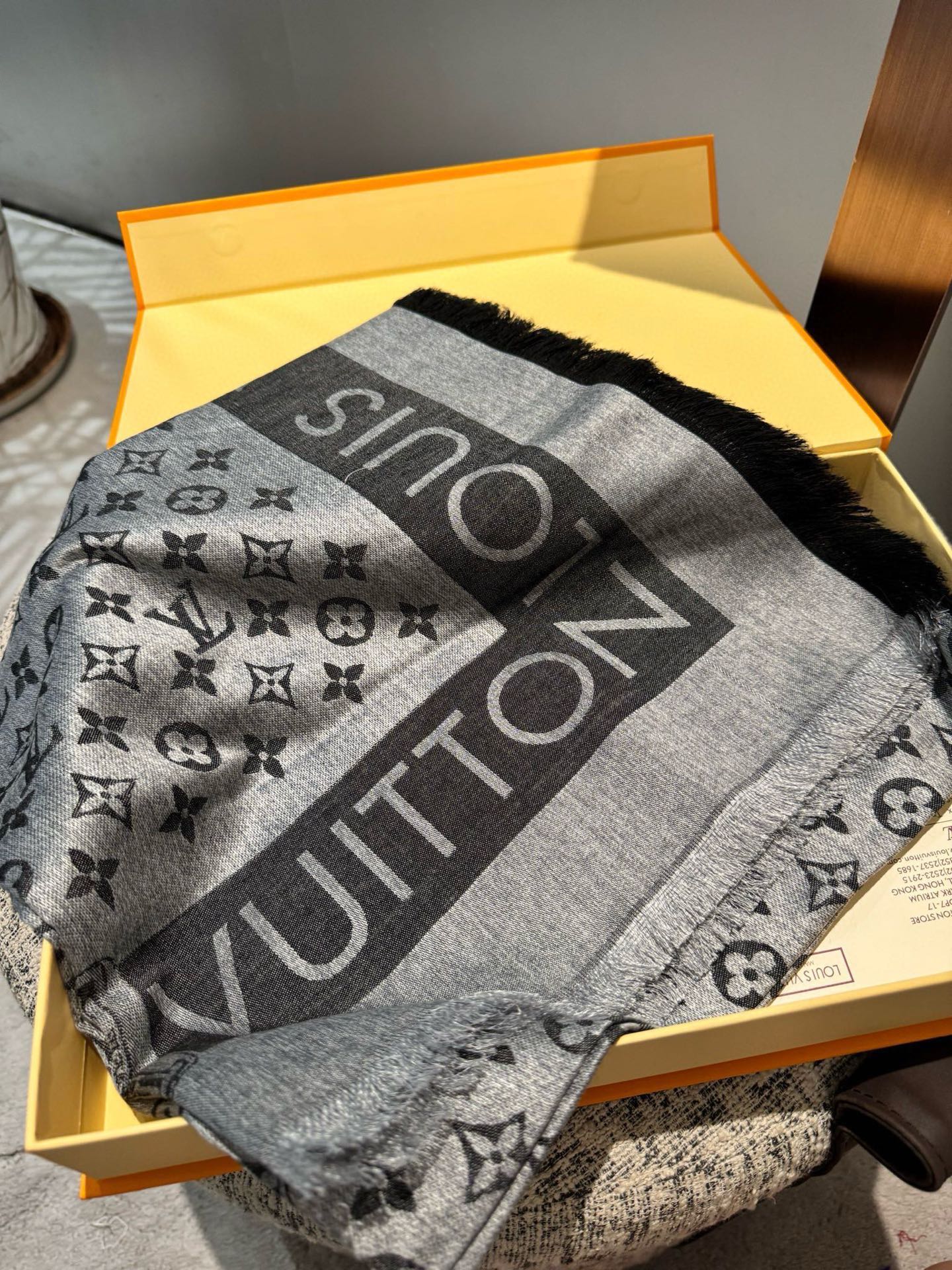 PL V 2025新款披肩，仿佛挚爱牛仔裤经过时间洗礼后的别致纹理。华美丝毛混纺裁出大幅尺寸，带来多种造