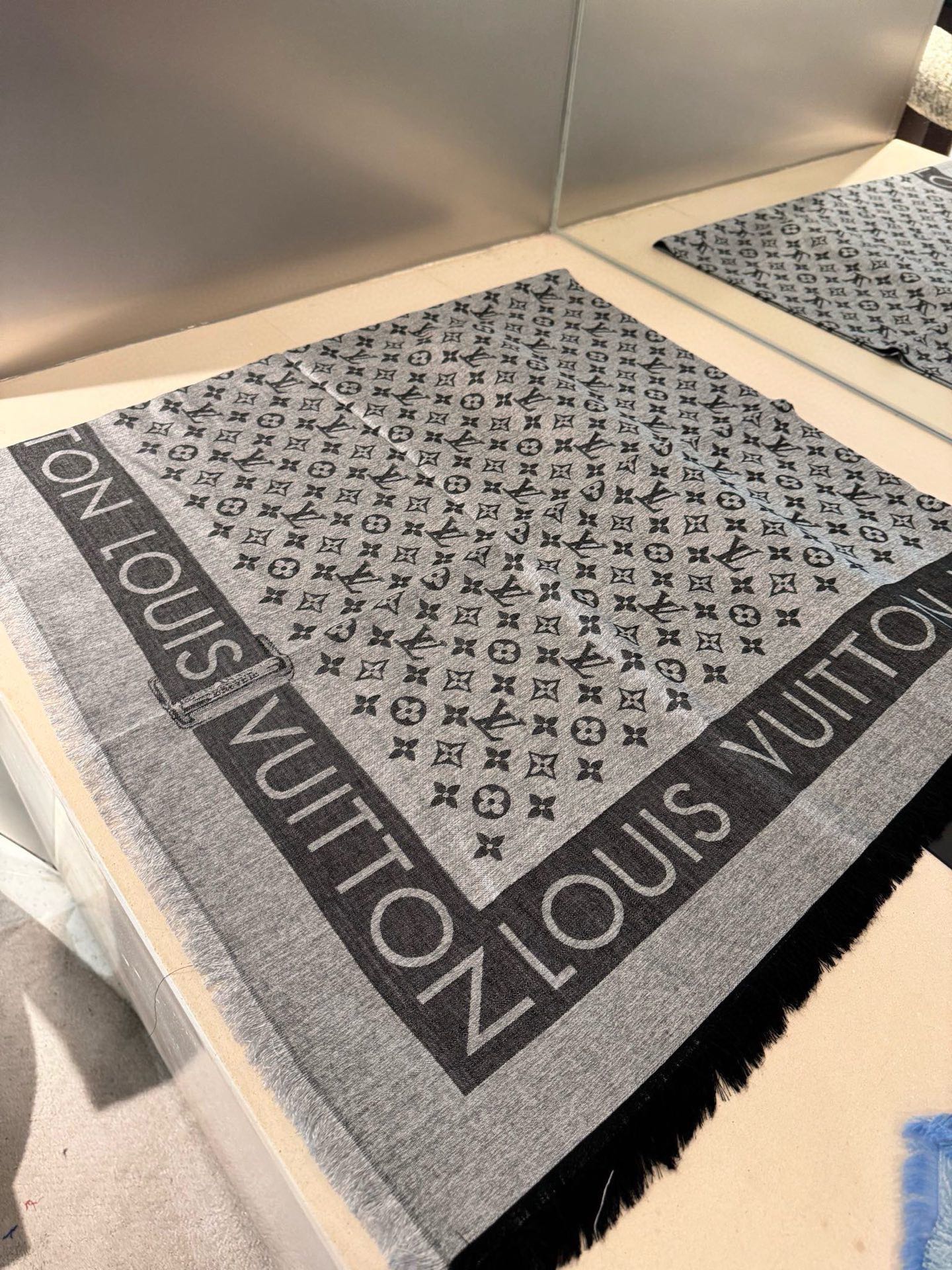 PL V 2025新款披肩，仿佛挚爱牛仔裤经过时间洗礼后的别致纹理。华美丝毛混纺裁出大幅尺寸，带来多种造