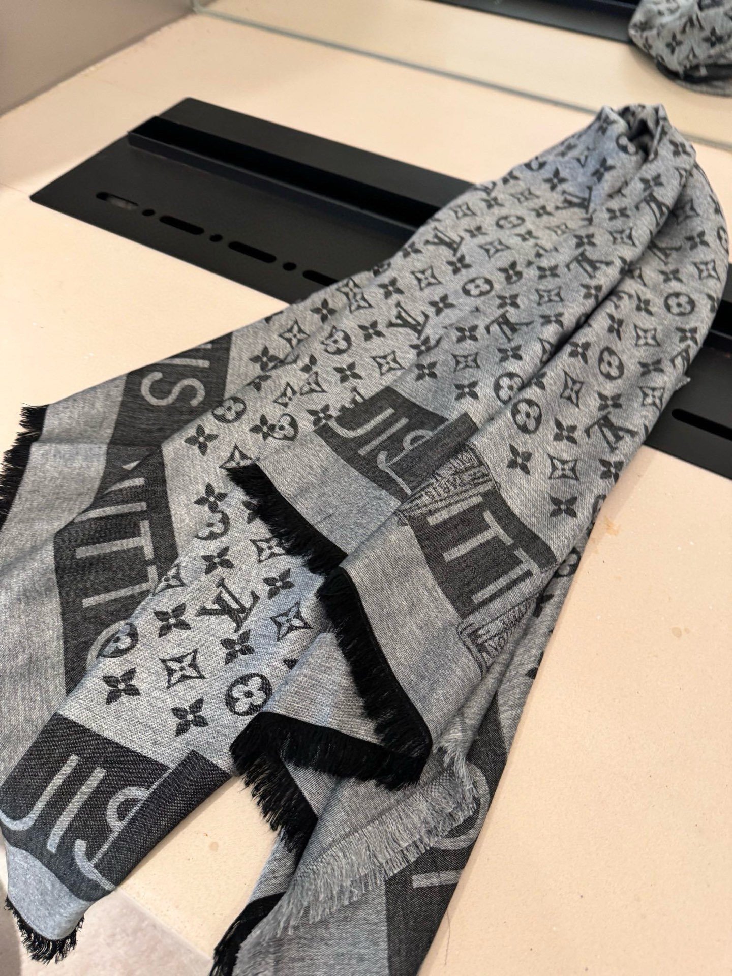 PL V 2025新款披肩，仿佛挚爱牛仔裤经过时间洗礼后的别致纹理。华美丝毛混纺裁出大幅尺寸，带来多种造