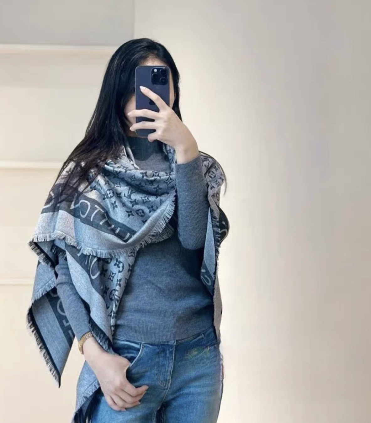 PL V 2025新款披肩，仿佛挚爱牛仔裤经过时间洗礼后的别致纹理。华美丝毛混纺裁出大幅尺寸，带来多种造