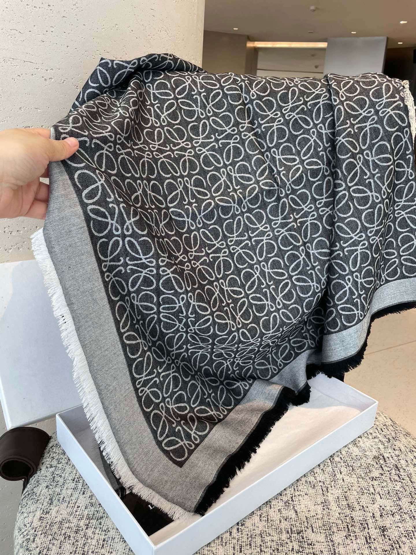 PLoewe · 罗意威作为西班牙🇪🇸的顶尖奢侈品牌，散发独特的西班牙贵族气息，低调有内涵‼️ 本款为巴