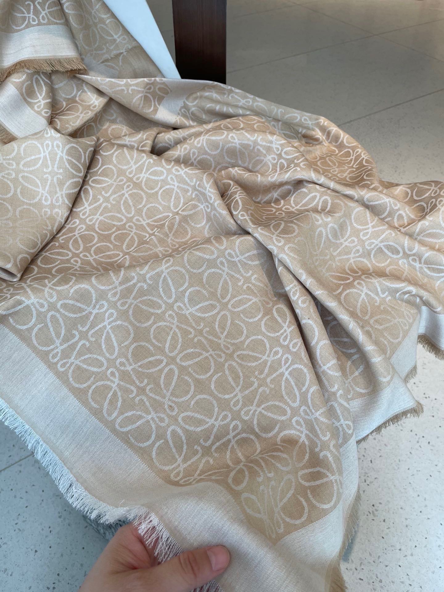 PLoewe · 罗意威作为西班牙🇪🇸的顶尖奢侈品牌，散发独特的西班牙贵族气息，低调有内涵‼️ 本款为巴