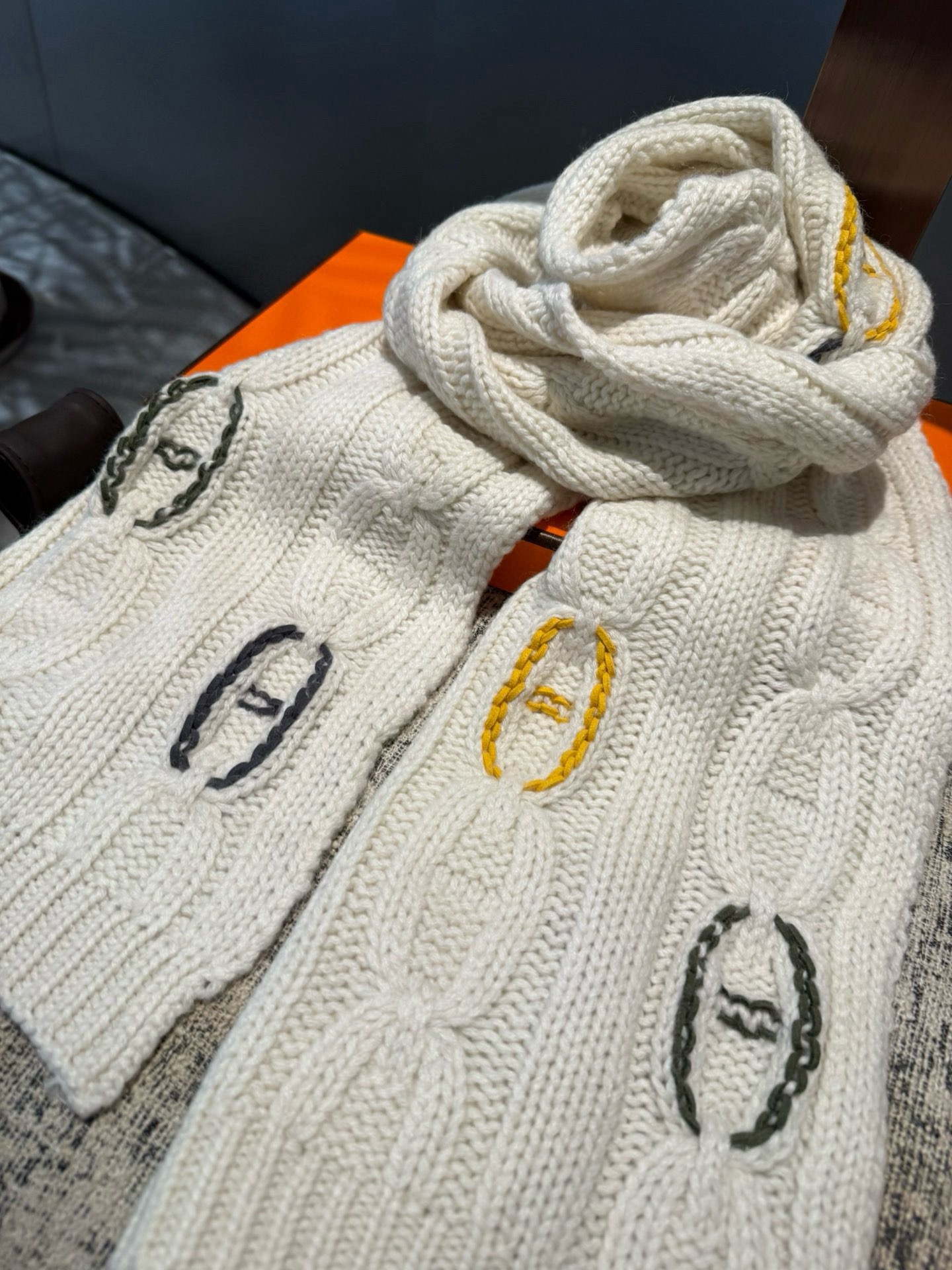 P▪️Hermes麻花💑围巾！低调高级秋冬品味！！】爱马仕新款特殊肌理手工编织纹羊绒围巾！！年轻，时髦，