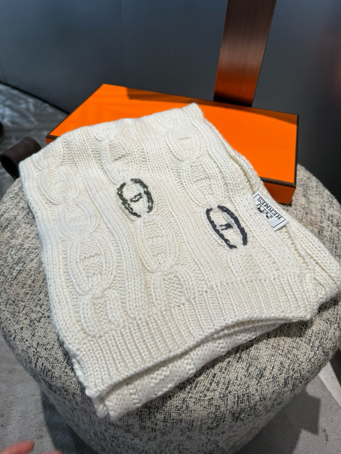 P▪️Hermes麻花💑围巾！低调高级秋冬品味！！】爱马仕新款特殊肌理手工编织纹羊绒围巾！！年轻，时髦，