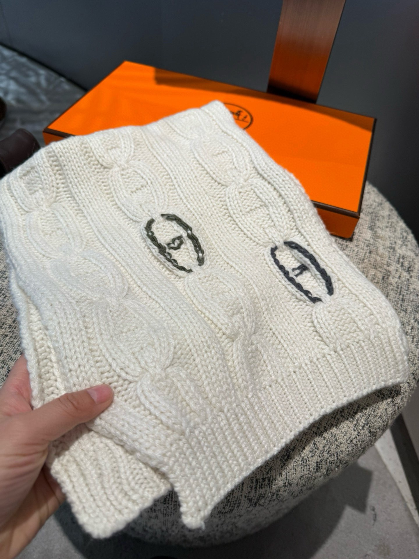 P▪️Hermes麻花💑围巾！低调高级秋冬品味！！】爱马仕新款特殊肌理手工编织纹羊绒围巾！！年轻，时髦，