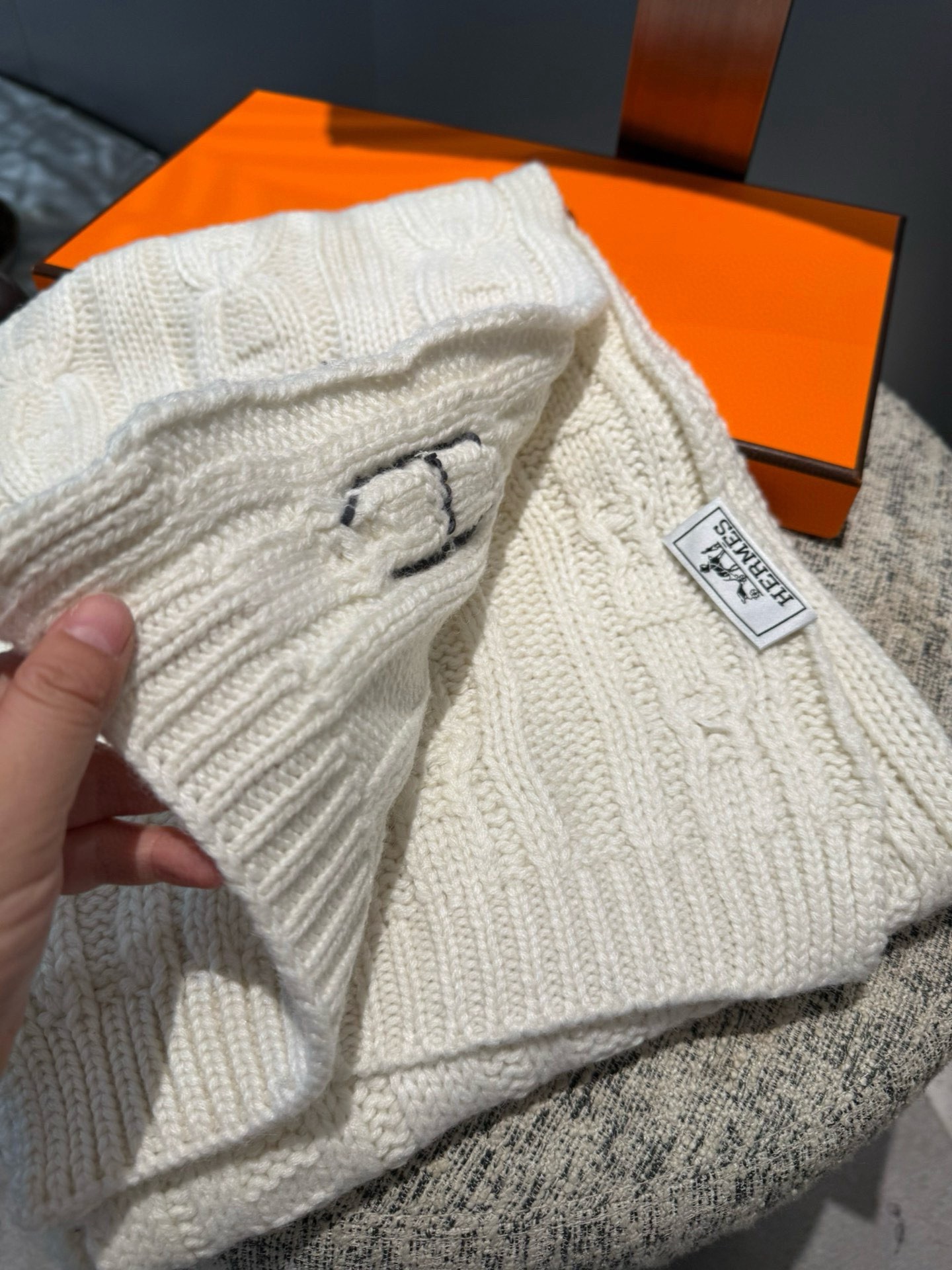 P▪️Hermes麻花💑围巾！低调高级秋冬品味！！】爱马仕新款特殊肌理手工编织纹羊绒围巾！！年轻，时髦，