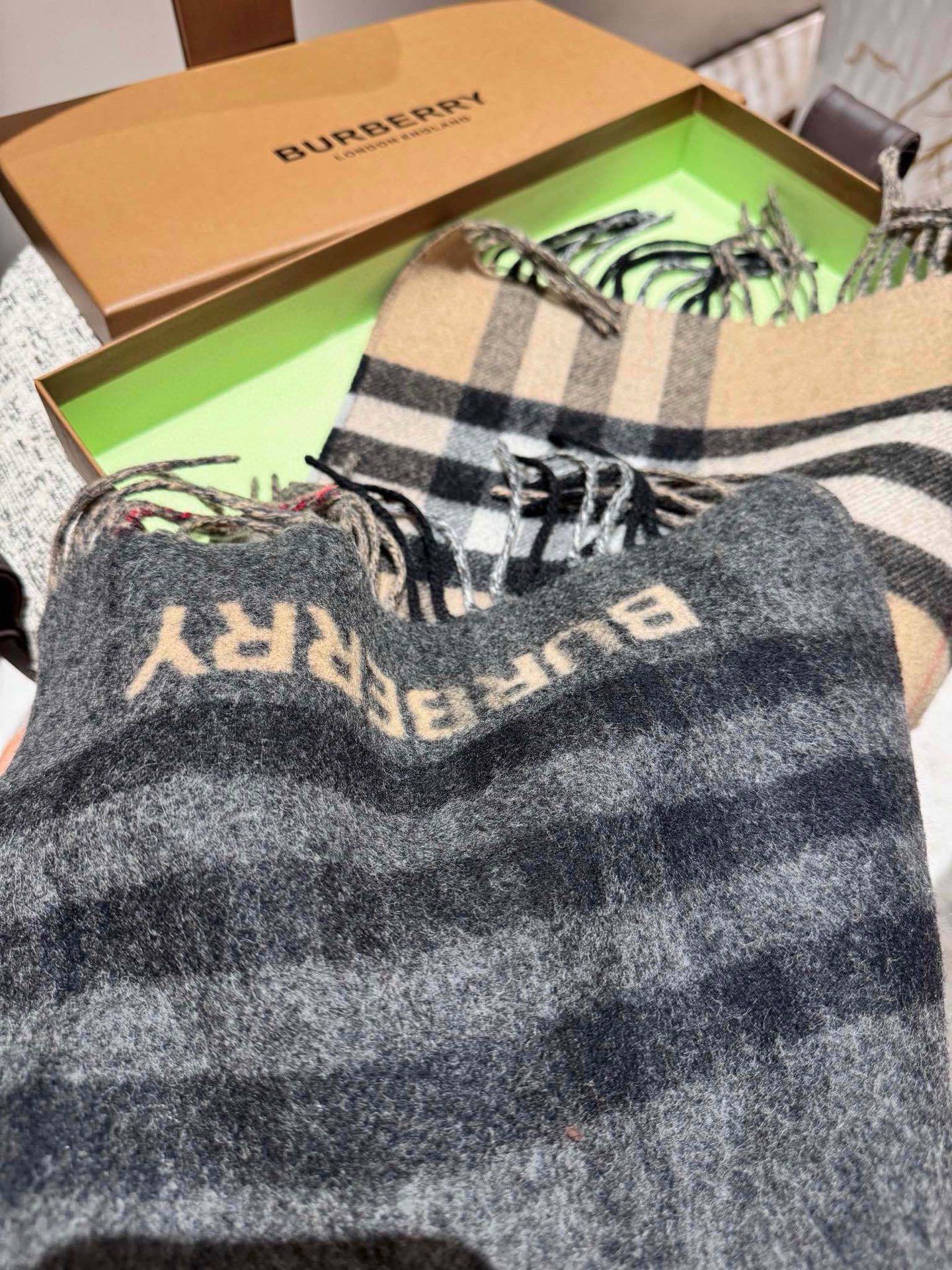 P巴宝莉拼接款尺寸：168x30cm 经典格纹撞色特别好看，完全不挑人，细节到位！男女通用款！.