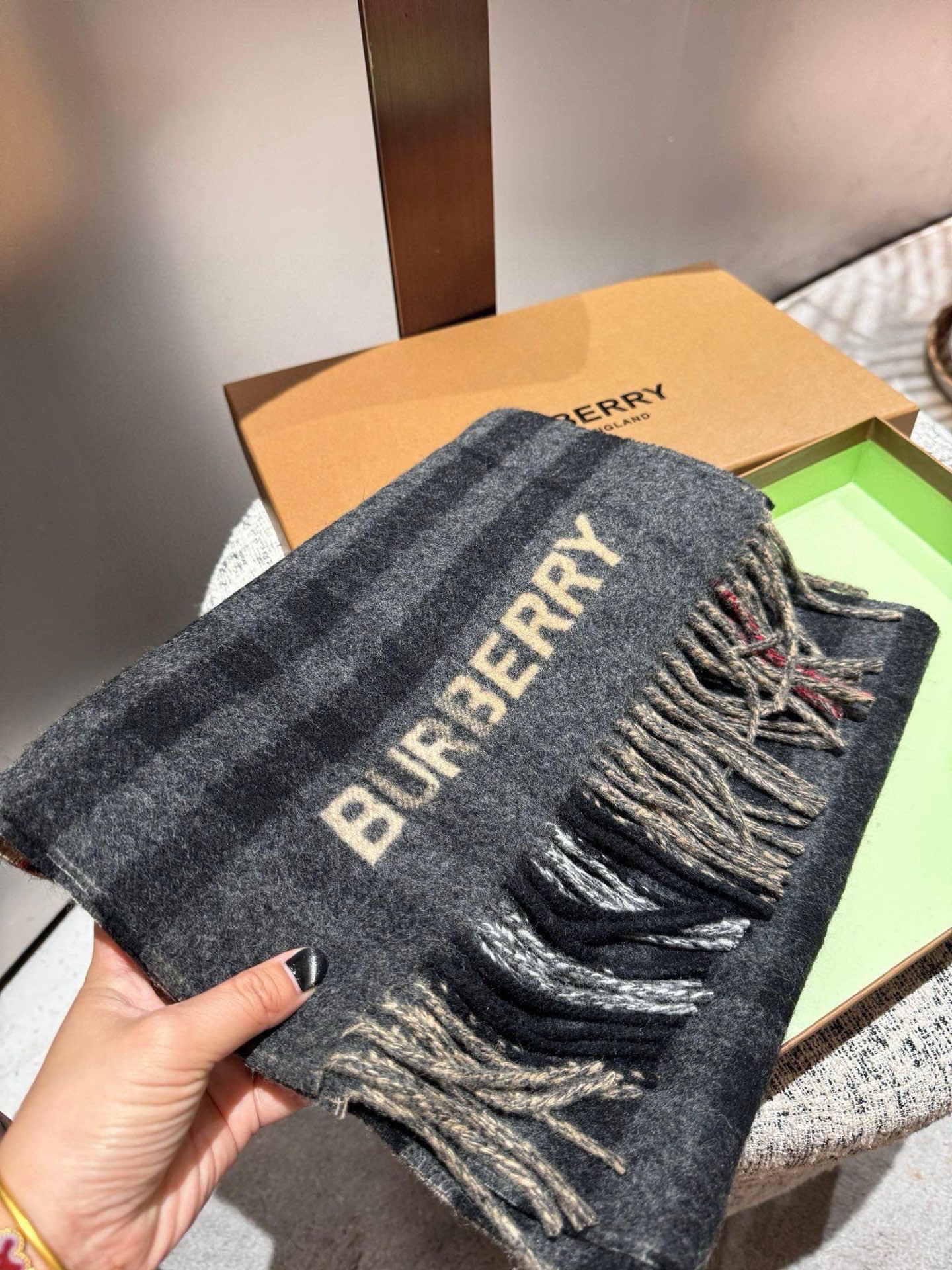 P巴宝莉拼接款尺寸：168x30cm 经典格纹撞色特别好看，完全不挑人，细节到位！男女通用款！.