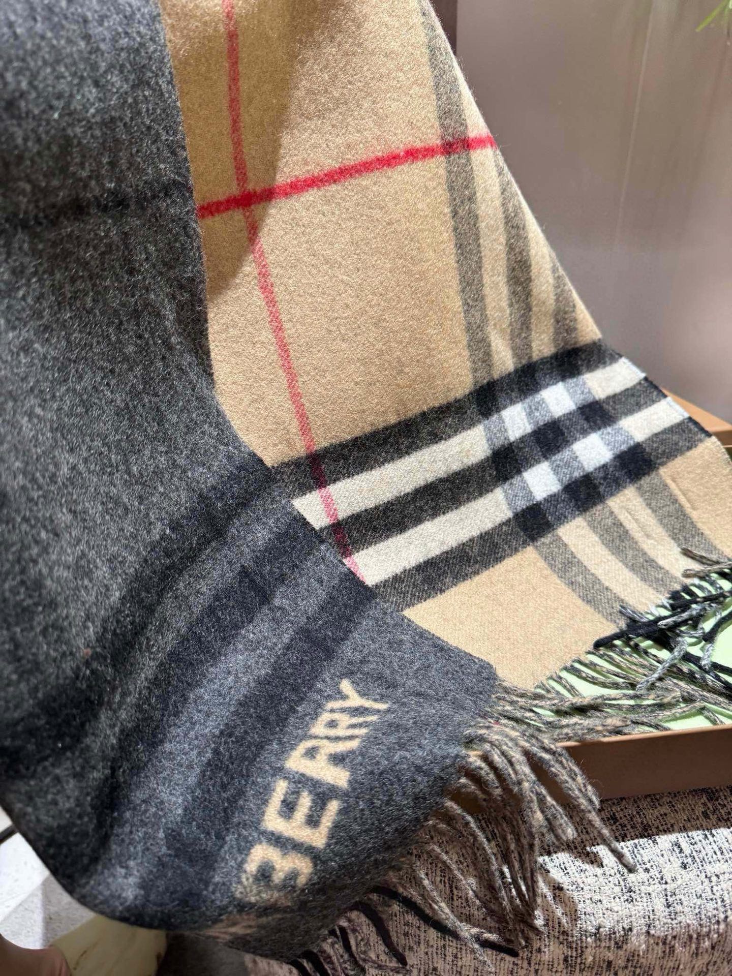 P巴宝莉拼接款尺寸：168x30cm 经典格纹撞色特别好看，完全不挑人，细节到位！男女通用款！.