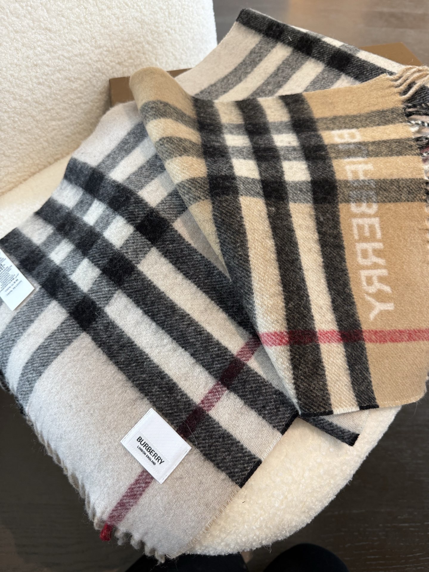 P巴宝莉拼接款尺寸：168x30cm 经典格纹撞色特别好看，完全不挑人，细节到位！男女通用款！.