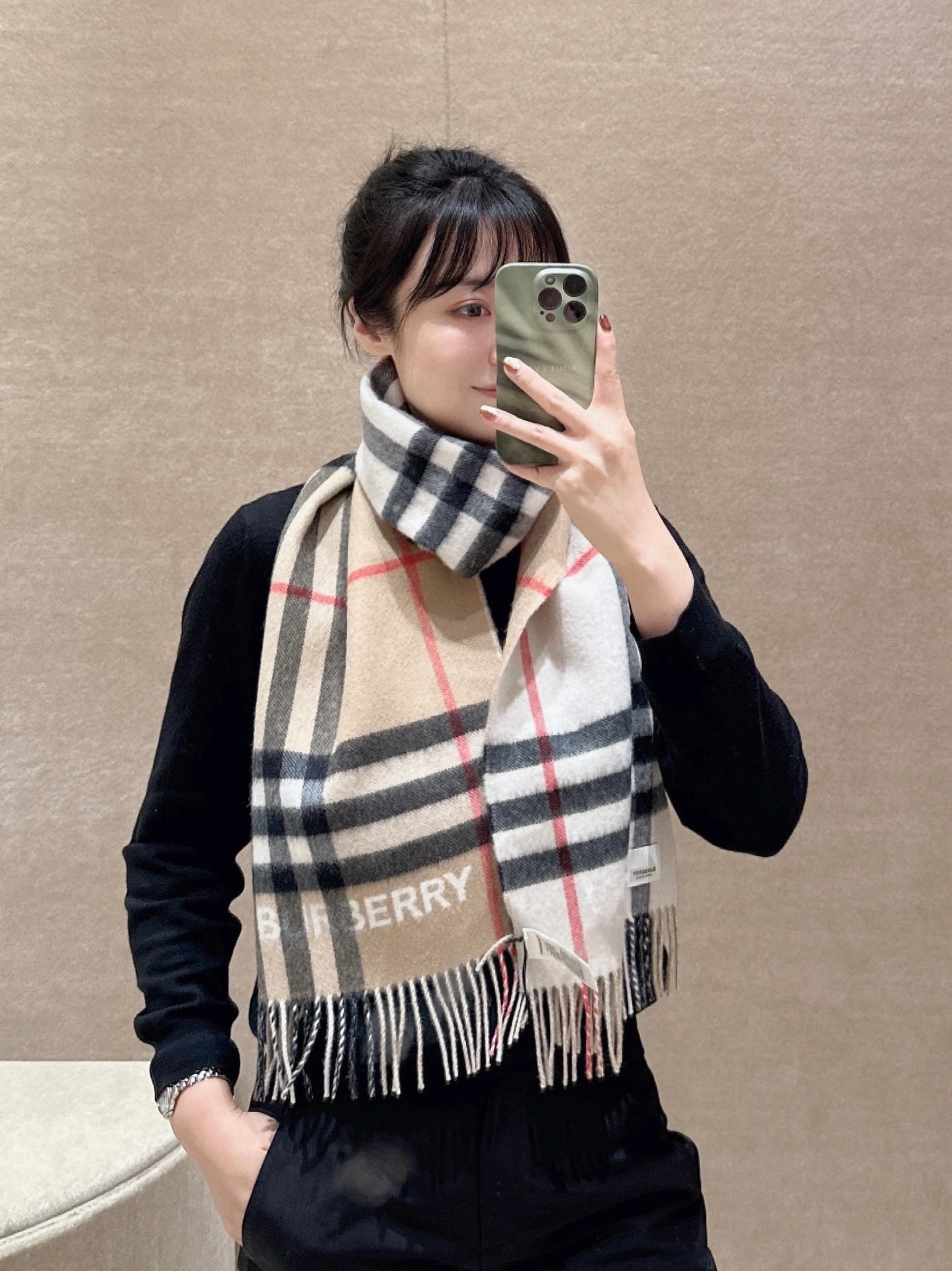 P巴宝莉拼接款尺寸：168x30cm 经典格纹撞色特别好看，完全不挑人，细节到位！男女通用款！.