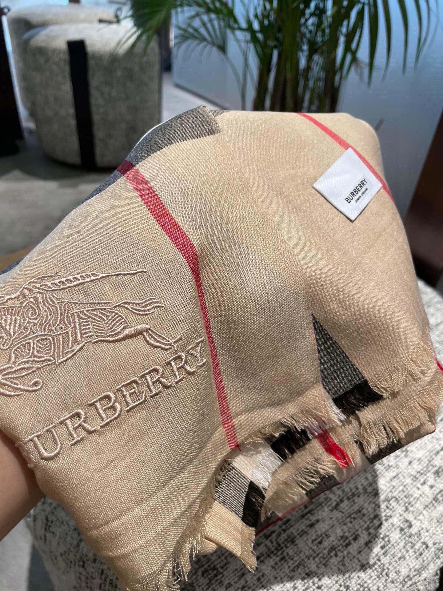 P巴宝莉专柜新款💗围巾披肩重磅来了。专柜验货‼️burberry原单殿堂级皇室最新款‼️专柜在售1600